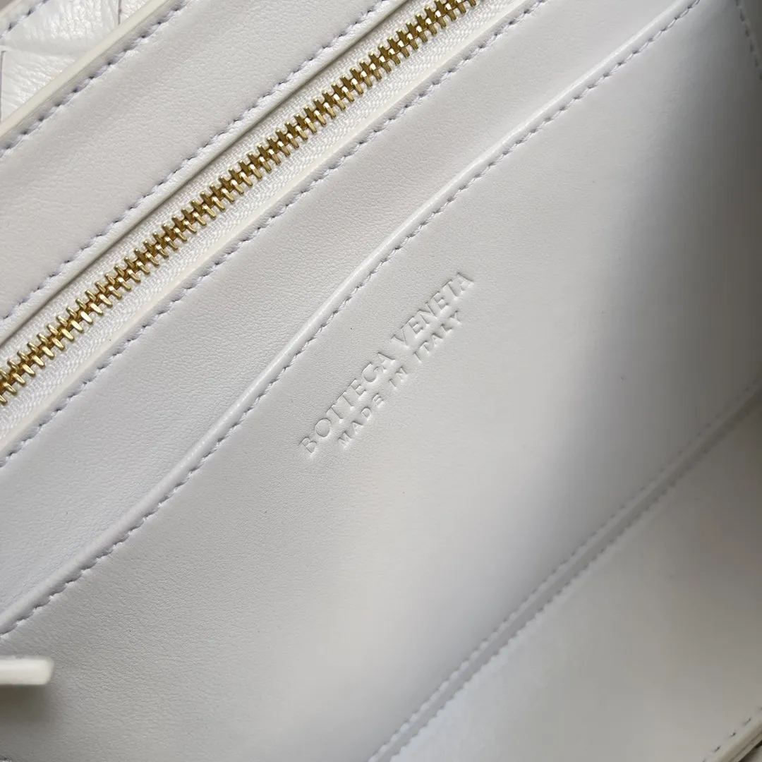 Bottega Veneta Style Andiamo East-West Woven Leather Tote Bag - Kendall Jenner Style - Premium Italian Leather Shoulder & Crossbody Bag (Model 754990) - Fast Shipping to Europe, UK, Germany & France