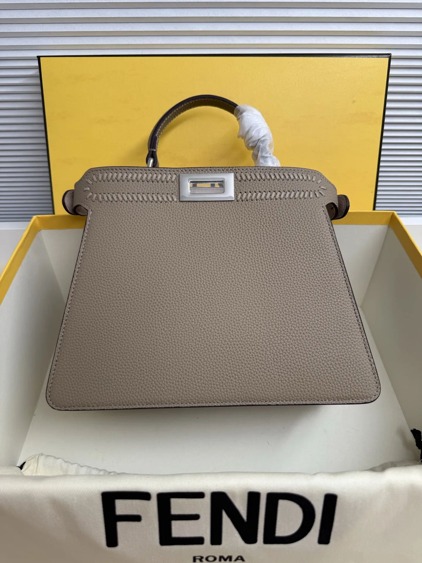 p920。🎶 peekaboo 全新系列 ISeeU petite 小牛皮手感超细腻,一面是手工编织的经典双F Logo✨另一面又是简约典雅的包面,一包两种风格,简约个性大方,实用又百搭。款号327编织 Size:27-11-20cm