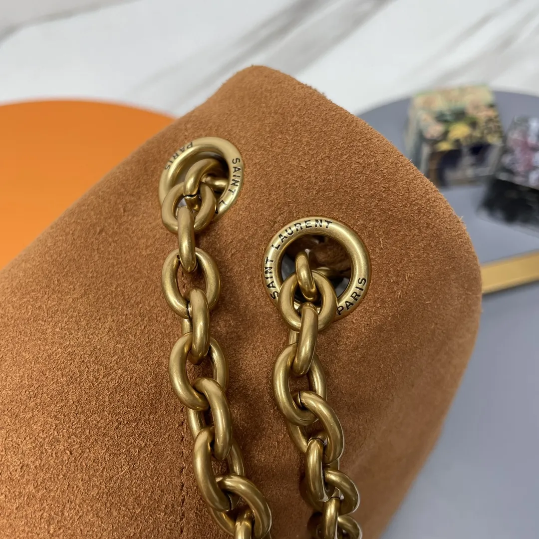 JAMIE_磨砂皮款💰💰770 新品大包真的有戳中我心巴，谁懂啊？💕 进口意大利磨砂皮，整个包型以经典复古做旧版的设计，打破元素，非常好看时髦，且不会过时，基础款也可以搭配的很有feel，不烂大街，材质耐造，通勤百搭，容量超级大，意想不到的轻便，实用性很高哦，绝对的必入单品！ 款号：742431 尺寸：43&times;29&times;9cm