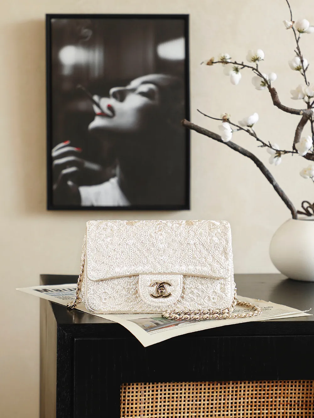 880💰𝐂𝐡𝐚𝐧𝐞𝐥 𝟐𝟔𝐩 山茶花尼布🪡刺绣杏 尺寸𝟏𝟎*𝟐𝟎*𝟕𝐜𝐦 26p这款粉色钩针编织包，采用柔软毛呢材质，搭配金属双C标志和皮穿链肩带，精致又实用✨。尺寸适中，日常通勤或轻便出行都很合适。钩针编织纹理超有手工感，粉色温柔百搭，春夏搭配浅色系衣服超优雅💖。限量款，收藏价值高，喜欢香奈儿的姐妹别错过！
