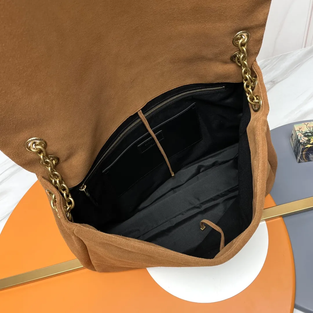 JAMIE_磨砂皮款💰💰770 新品大包真的有戳中我心巴，谁懂啊？💕 进口意大利磨砂皮，整个包型以经典复古做旧版的设计，打破元素，非常好看时髦，且不会过时，基础款也可以搭配的很有feel，不烂大街，材质耐造，通勤百搭，容量超级大，意想不到的轻便，实用性很高哦，绝对的必入单品！ 款号：742431 尺寸：43&times;29&times;9cm