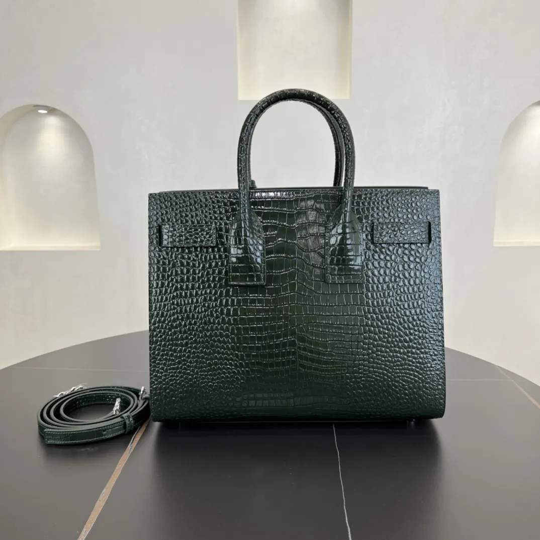 经典 SAC DE JOUR 大号鳄鱼纹压花闪亮真皮手袋经典 SAINT LAURENT 手袋，管状提手，侧面手风琴式皱褶，松紧调解皮带附吊牌，镌刻 SAINT LAURENT 标志，可拆卸肩带。货号 378299 💰1020 尺寸 32.0 25.0 16.5 CM100% 小羊皮革衬里银色调五金可拆卸皮革外包挂锁可拆卸中央拉链袋铜脚臂垂：9.5 CM肩带垂饰：48 CM