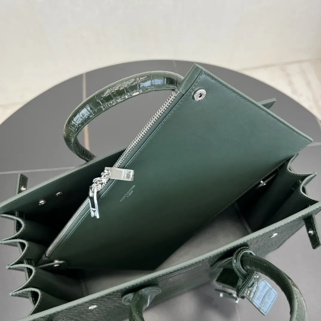 经典 SAC DE JOUR 大号鳄鱼纹压花闪亮真皮手袋经典 SAINT LAURENT 手袋，管状提手，侧面手风琴式皱褶，松紧调解皮带附吊牌，镌刻 SAINT LAURENT 标志，可拆卸肩带。货号 378299 💰1020 尺寸 32.0 25.0 16.5 CM100% 小羊皮革衬里银色调五金可拆卸皮革外包挂锁可拆卸中央拉链袋铜脚臂垂：9.5 CM肩带垂饰：48 CM