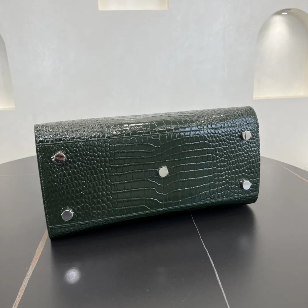 经典 SAC DE JOUR 大号鳄鱼纹压花闪亮真皮手袋经典 SAINT LAURENT 手袋，管状提手，侧面手风琴式皱褶，松紧调解皮带附吊牌，镌刻 SAINT LAURENT 标志，可拆卸肩带。货号 378299 💰1020 尺寸 32.0 25.0 16.5 CM100% 小羊皮革衬里银色调五金可拆卸皮革外包挂锁可拆卸中央拉链袋铜脚臂垂：9.5 CM肩带垂饰：48 CM