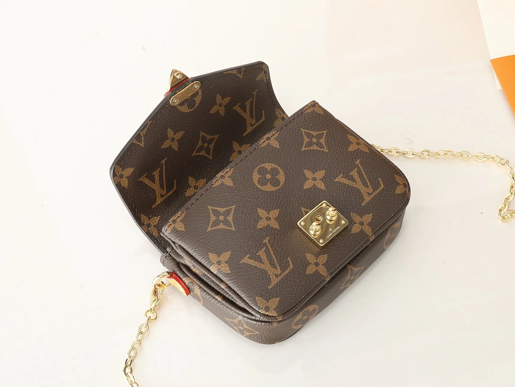 ‼️顶级原单、加强版‼️ Micro M&eacute;tis 链条包取材 Monogram 帆布，以袖珍尺寸浓缩 chette M&eacute;tis 手袋的经典构型。手柄采用牛皮革，S-lock 锁扣源自路易威登传统硬箱。可拆卸链条提供潮流背携选择，昼夜场合皆宜。\n型號：M81267\n尺寸：14 x 11 x 3.5 厘米 \n(长度 x 高 x 宽)