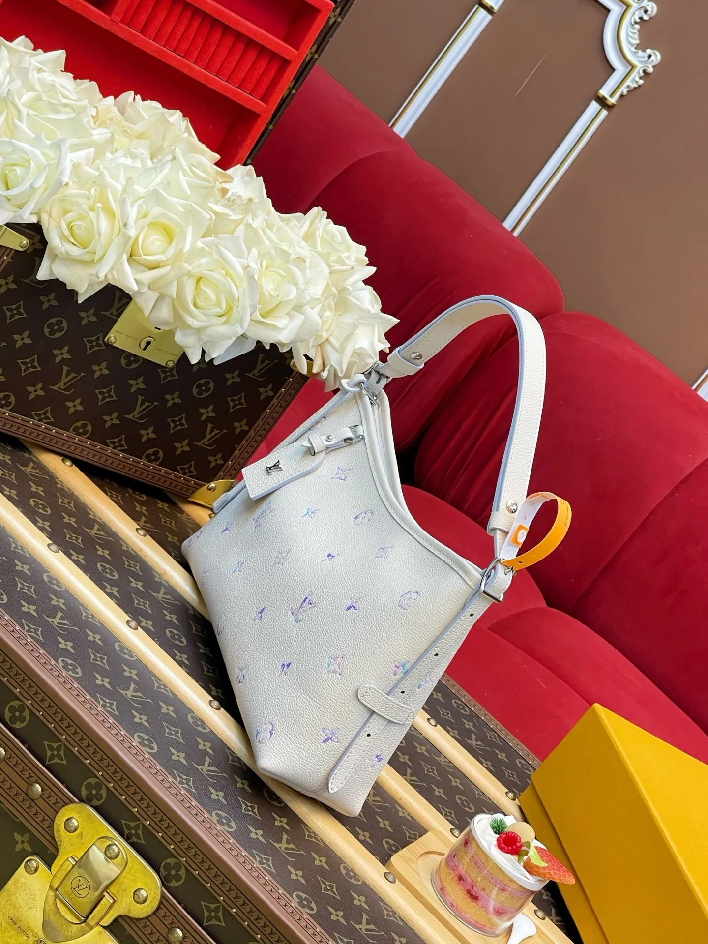 【特级MB动态163C UID变码芯片】 M2A369 CARRYALL EAST-WEST 手袋本款 CarryAll 手袋以典雅横向构型演绎 Monogram Empreinte 版本，轻松驾驭日间或晚间场合。牛皮革结合别致色调与路易威登 Link 标识，以双重工艺塑造柔和渐变效果。宽敞容量可收纳日常所需，装饰姓名牌可按需拆卸。尺寸：36 x 19 x 10 厘米 (长度 x 高 x 宽)168970