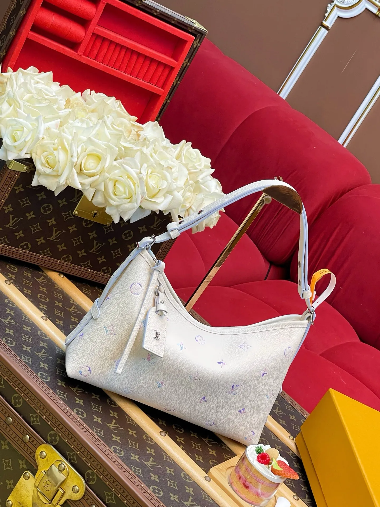 【特级MB动态163C UID变码芯片】 M2A369 CARRYALL EAST-WEST 手袋本款 CarryAll 手袋以典雅横向构型演绎 Monogram Empreinte 版本，轻松驾驭日间或晚间场合。牛皮革结合别致色调与路易威登 Link 标识，以双重工艺塑造柔和渐变效果。宽敞容量可收纳日常所需，装饰姓名牌可按需拆卸。尺寸：36 x 19 x 10 厘米 (长度 x 高 x 宽)168970