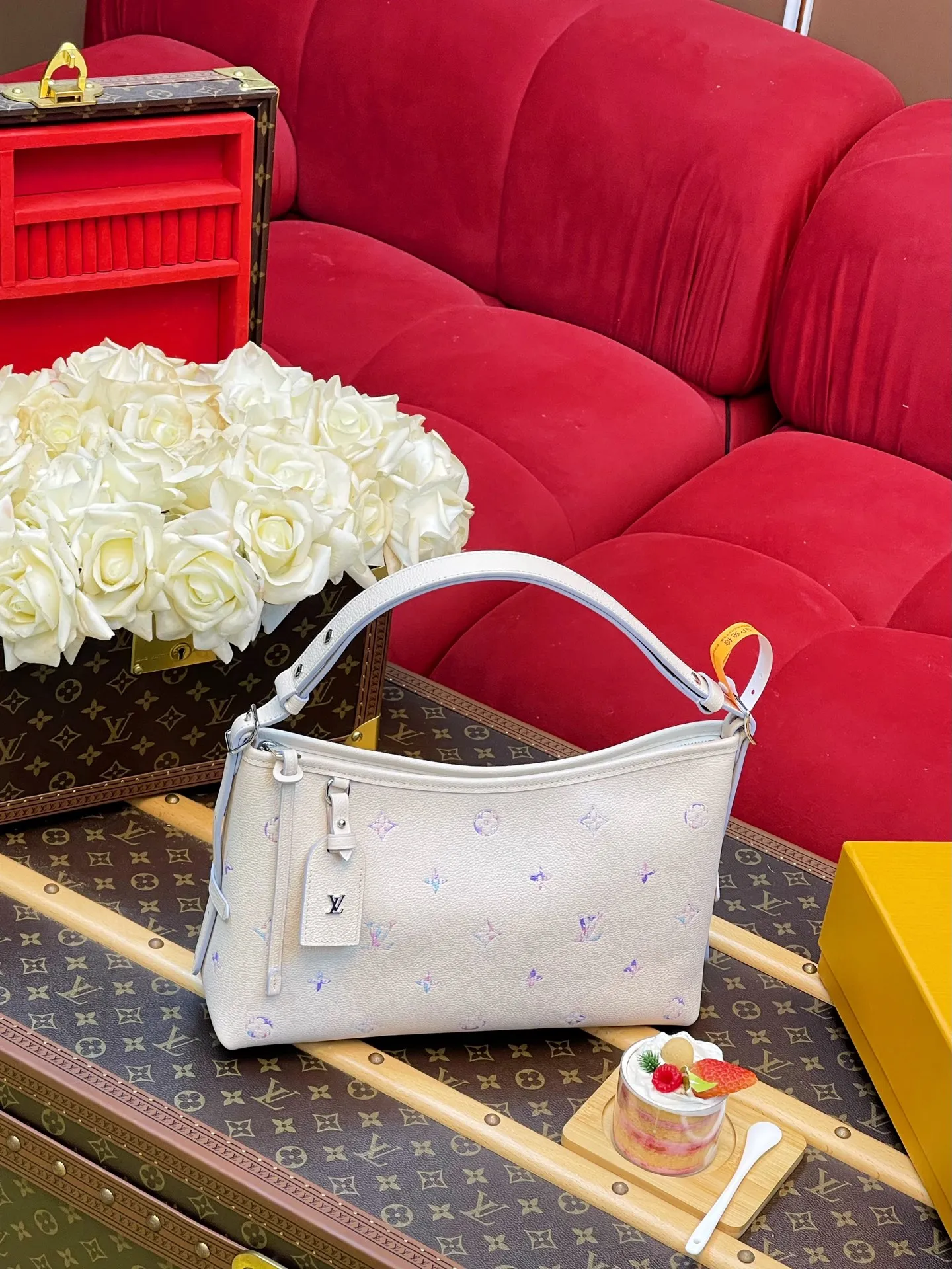 【特级MB动态163C UID变码芯片】 M2A369 CARRYALL EAST-WEST 手袋本款 CarryAll 手袋以典雅横向构型演绎 Monogram Empreinte 版本,轻松驾驭日间或晚间场合。牛皮革结合别致色调与路易威登 Link 标识,以双重工艺塑造柔和渐变效果。宽敞容量可收纳日常所需,装饰姓名牌可按需拆卸。尺寸:36 x 19 x 10 厘米 (长度 x 高 x 宽)168970