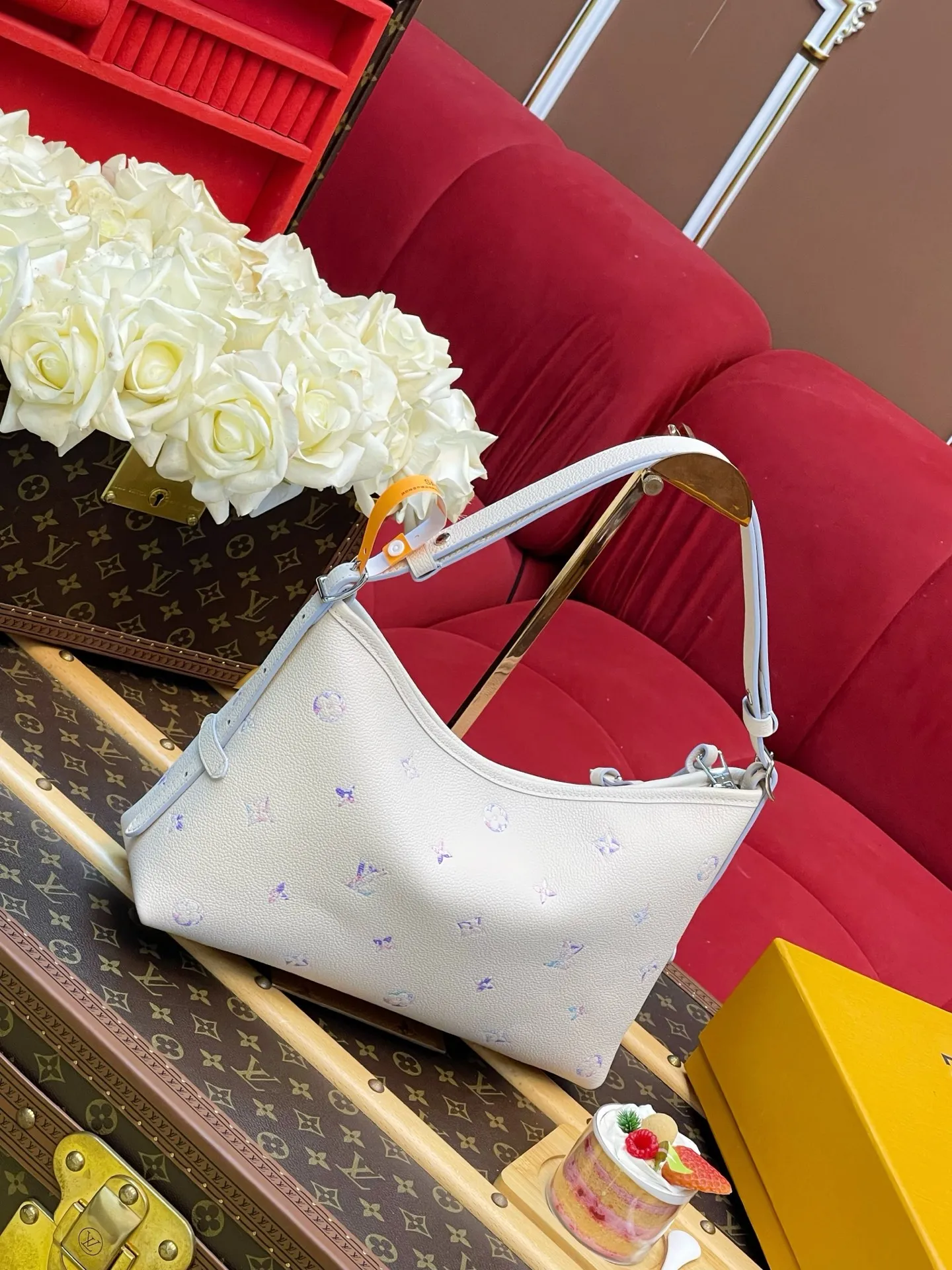 【特级MB动态163C UID变码芯片】 M2A369 CARRYALL EAST-WEST 手袋本款 CarryAll 手袋以典雅横向构型演绎 Monogram Empreinte 版本,轻松驾驭日间或晚间场合。牛皮革结合别致色调与路易威登 Link 标识,以双重工艺塑造柔和渐变效果。宽敞容量可收纳日常所需,装饰姓名牌可按需拆卸。尺寸:36 x 19 x 10 厘米 (长度 x 高 x 宽)168970