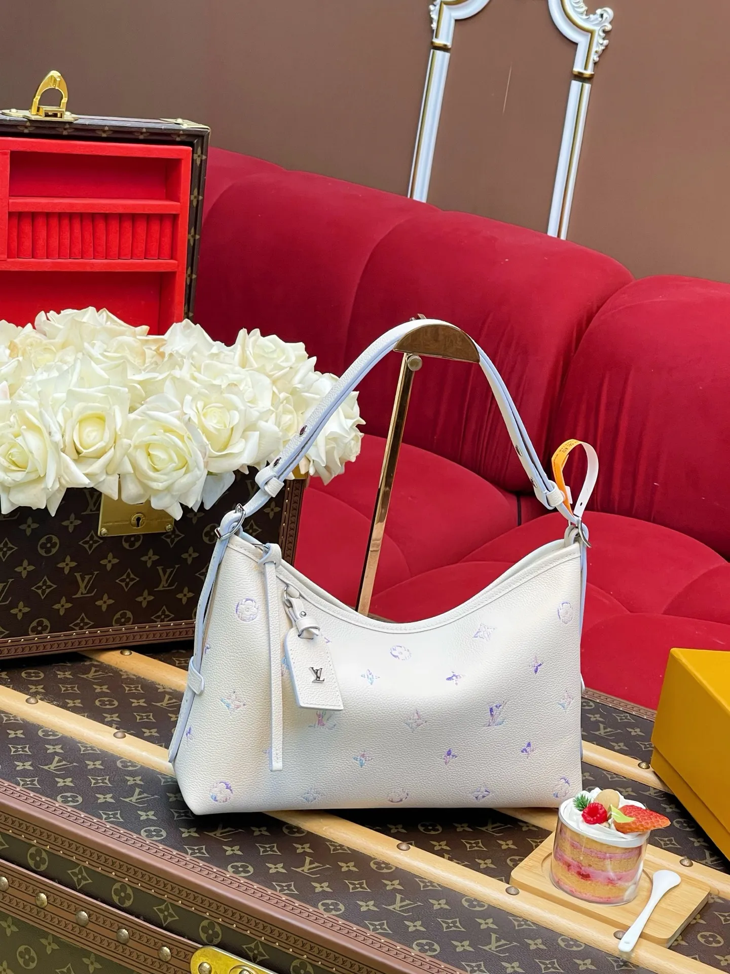 【特级MB动态163C UID变码芯片】 M2A369 CARRYALL EAST-WEST 手袋本款 CarryAll 手袋以典雅横向构型演绎 Monogram Empreinte 版本,轻松驾驭日间或晚间场合。牛皮革结合别致色调与路易威登 Link 标识,以双重工艺塑造柔和渐变效果。宽敞容量可收纳日常所需,装饰姓名牌可按需拆卸。尺寸:36 x 19 x 10 厘米 (长度 x 高 x 宽)168970