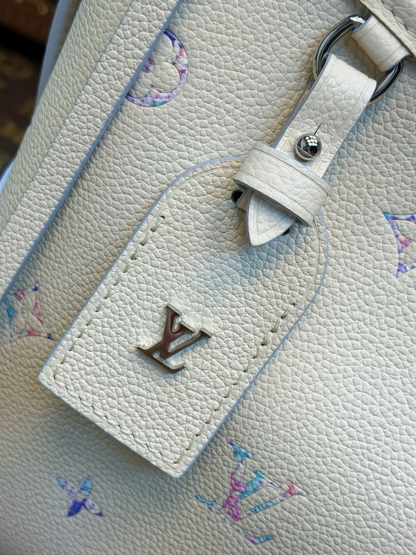 【特级MB动态163C UID变码芯片】 M2A369 CARRYALL EAST-WEST 手袋本款 CarryAll 手袋以典雅横向构型演绎 Monogram Empreinte 版本，轻松驾驭日间或晚间场合。牛皮革结合别致色调与路易威登 Link 标识，以双重工艺塑造柔和渐变效果。宽敞容量可收纳日常所需，装饰姓名牌可按需拆卸。尺寸：36 x 19 x 10 厘米 (长度 x 高 x 宽)168970