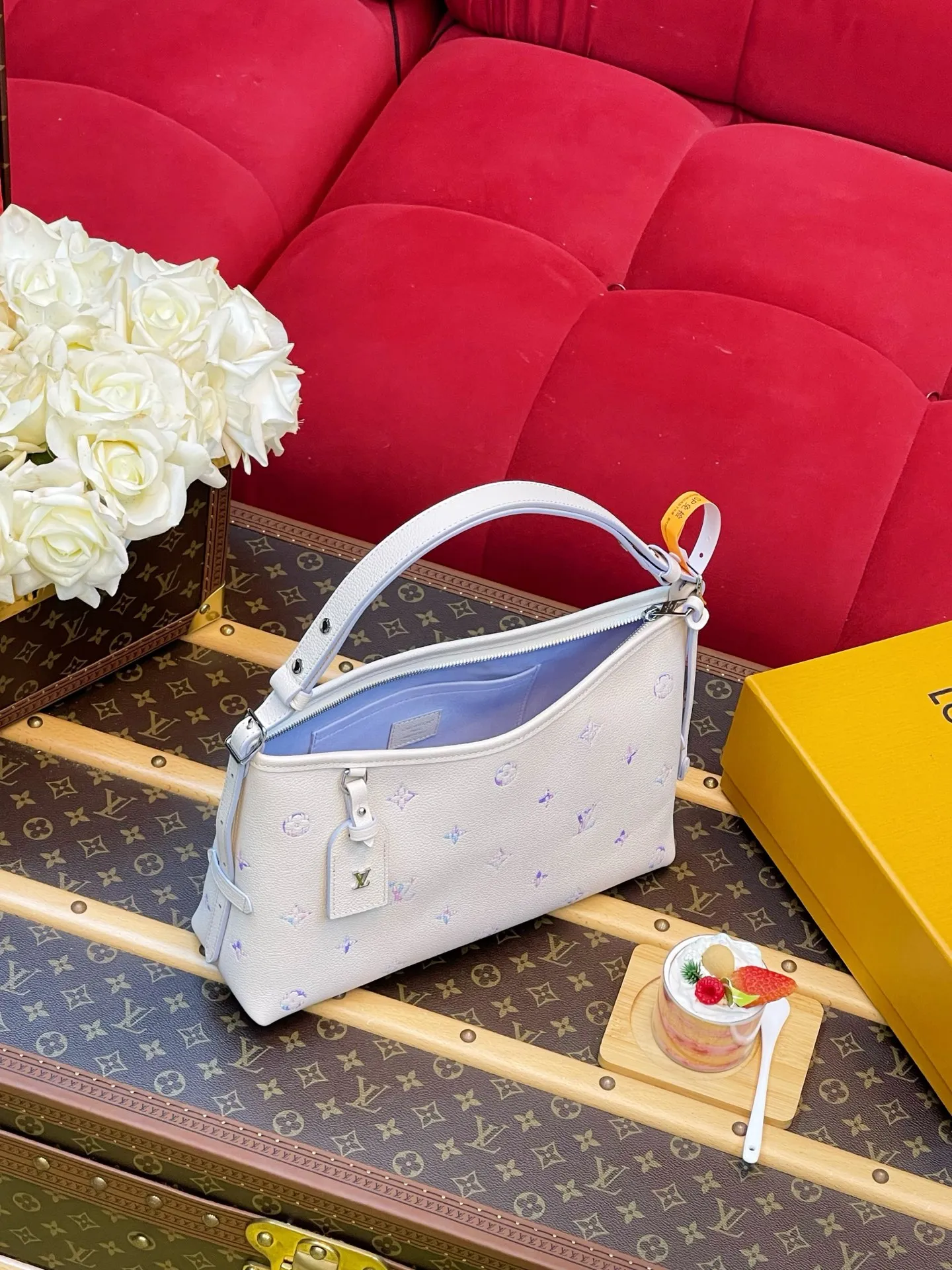 【特级MB动态163C UID变码芯片】 M2A369 CARRYALL EAST-WEST 手袋本款 CarryAll 手袋以典雅横向构型演绎 Monogram Empreinte 版本,轻松驾驭日间或晚间场合。牛皮革结合别致色调与路易威登 Link 标识,以双重工艺塑造柔和渐变效果。宽敞容量可收纳日常所需,装饰姓名牌可按需拆卸。尺寸:36 x 19 x 10 厘米 (长度 x 高 x 宽)168970