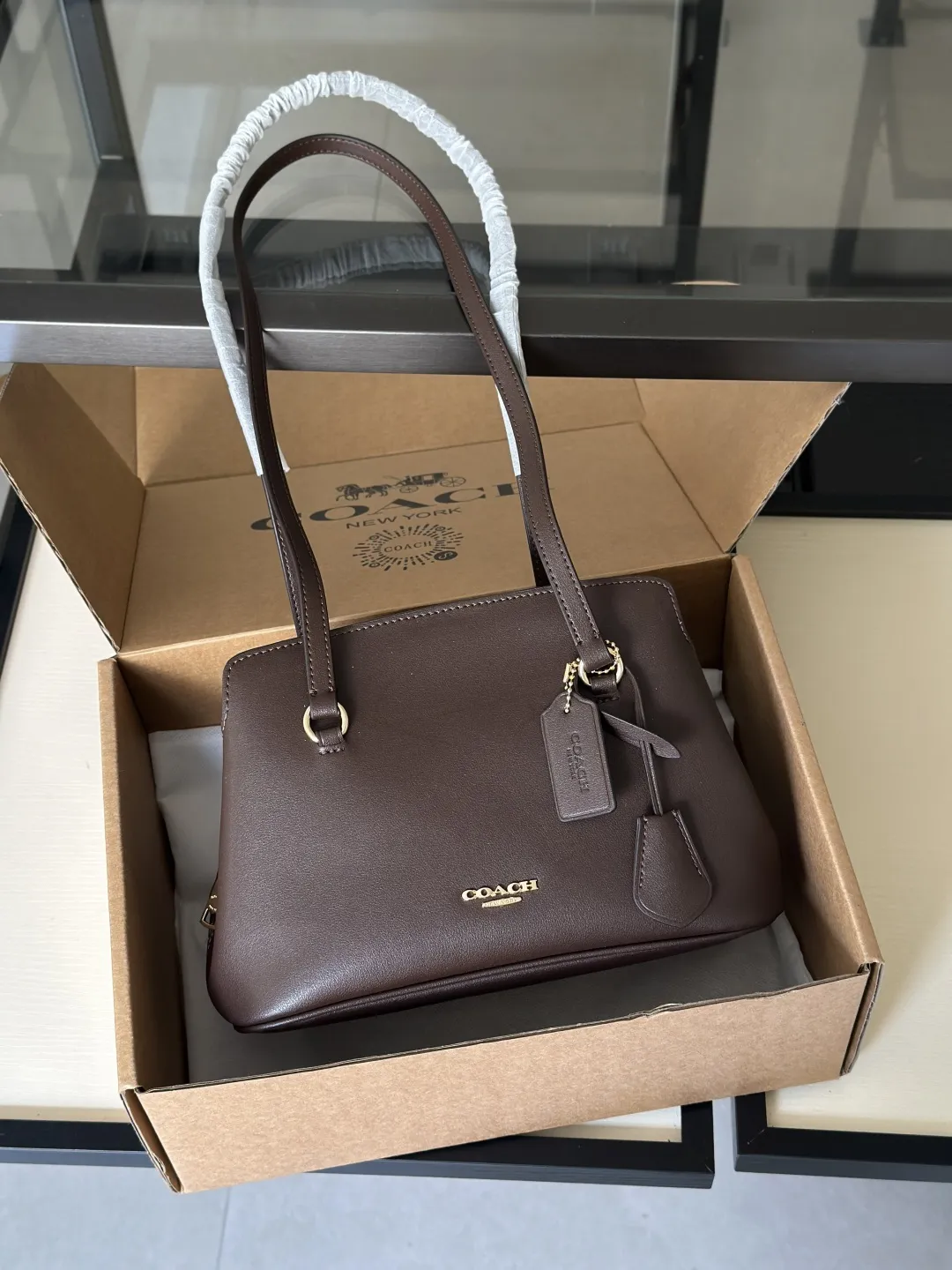 ☑️咖啡色💰238包邮❗ 【新款】COACH/蔻驰奥莱女士老花ELISE 28号单肩包高级复古通勤 尺寸：28.5✖️16.5cm 💥不退不换慎重下单💥