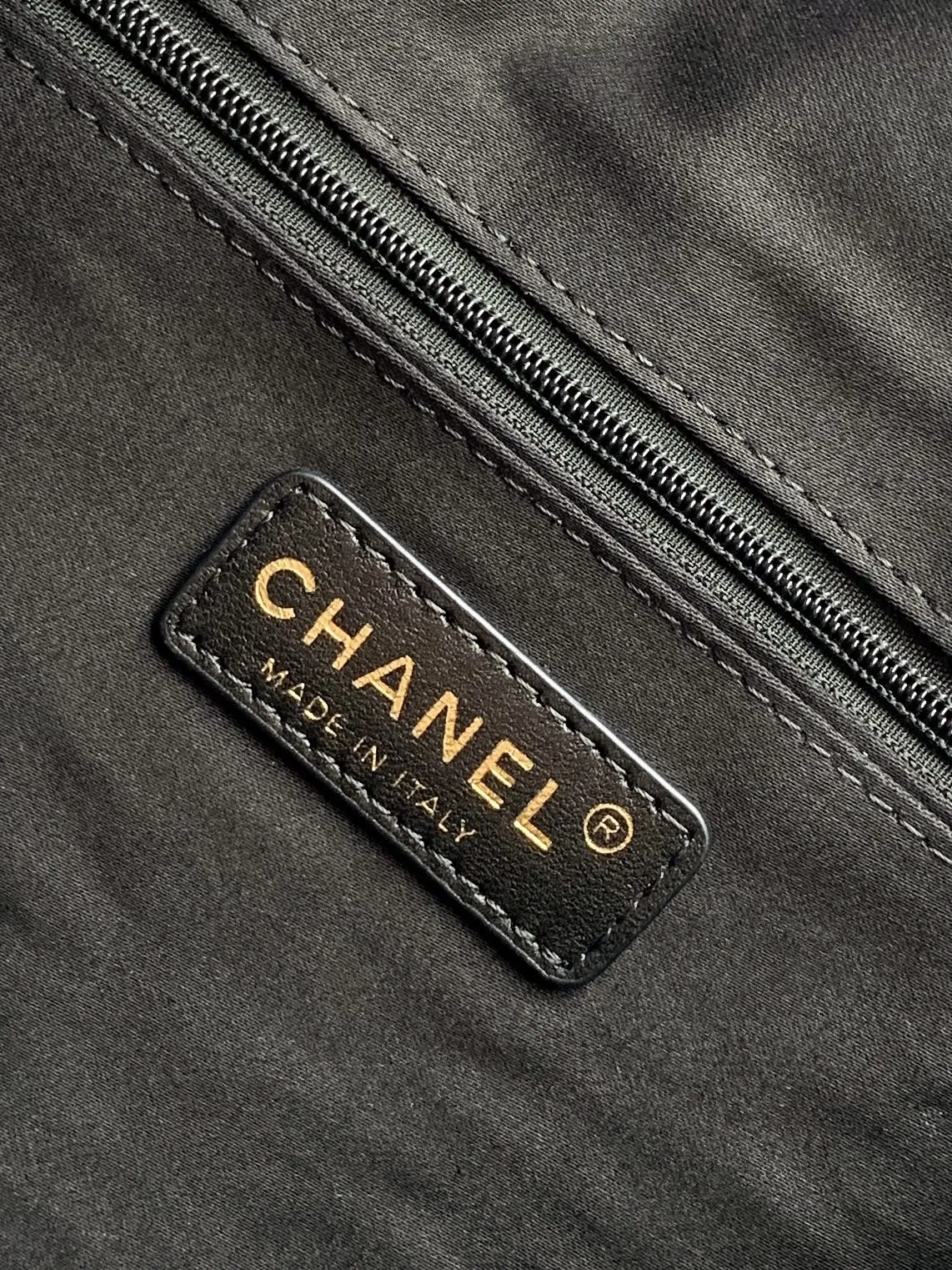 预定中🆕🆕🆕OHANEL🪞🪞🪞27c波士顿保龄球包（Boston Bowling Bag）​​，也就是你之前关注的那只 Kendall 同款旅行袋的更小版本&mdash;&mdash;🤩黑色粒面小牛皮 + 金色双 C logo + 皮穿金链肩带 + 顶部短手柄，拉链开合，圆筒保龄球包型。和之前看的那个 27 早春大旅行袋相比，这只更日常：- ​​容量​​：🉑️手机、🉑️钱包、化妆品、钥匙都能装下，日常通勤和周末短途都够用，有人评价它是