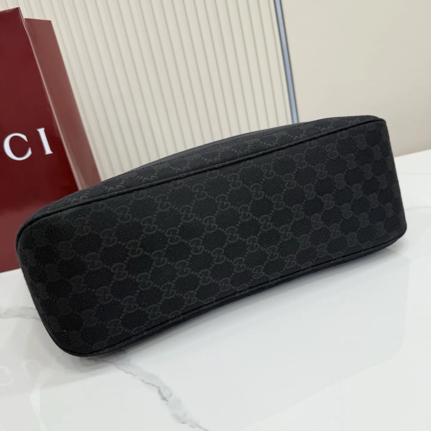 p600。【配全套包装】‼️2026年春夏系列全新上市。这款全新Gucci Jackie系列托特包采用挺括且轻盈的 GG 帆布打造，内衬焕新演绎来自品牌典藏的钻石菱格纹图案。 型号：867015。 尺寸：45厘米（宽）x 28厘米（高）x 12厘米（深） 重量：约0.58千克 颜色：黑皮/黑布。 意大利创作
