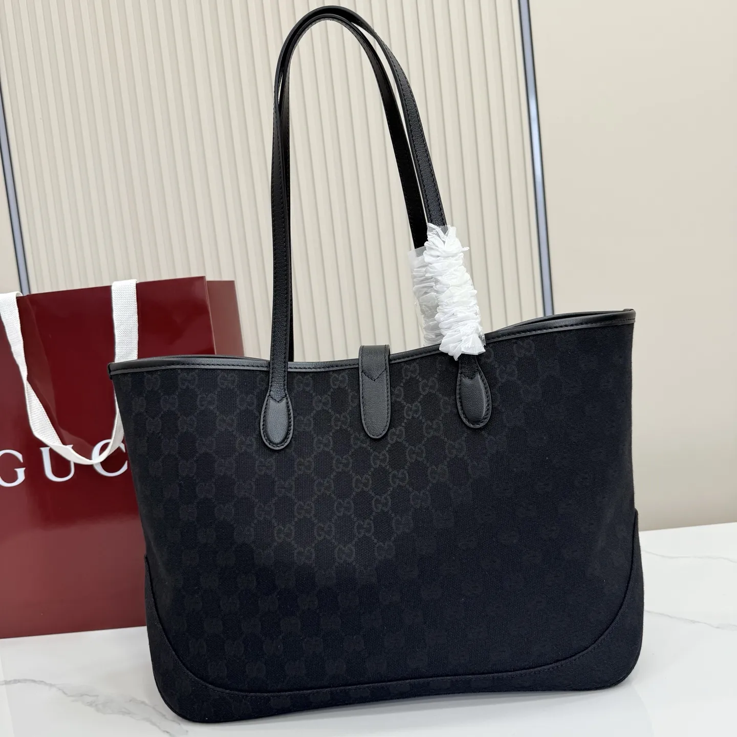 p600。【配全套包装】‼️2026年春夏系列全新上市。这款全新Gucci Jackie系列托特包采用挺括且轻盈的 GG 帆布打造，内衬焕新演绎来自品牌典藏的钻石菱格纹图案。 型号：867015。 尺寸：45厘米（宽）x 28厘米（高）x 12厘米（深） 重量：约0.58千克 颜色：黑皮/黑布。 意大利创作