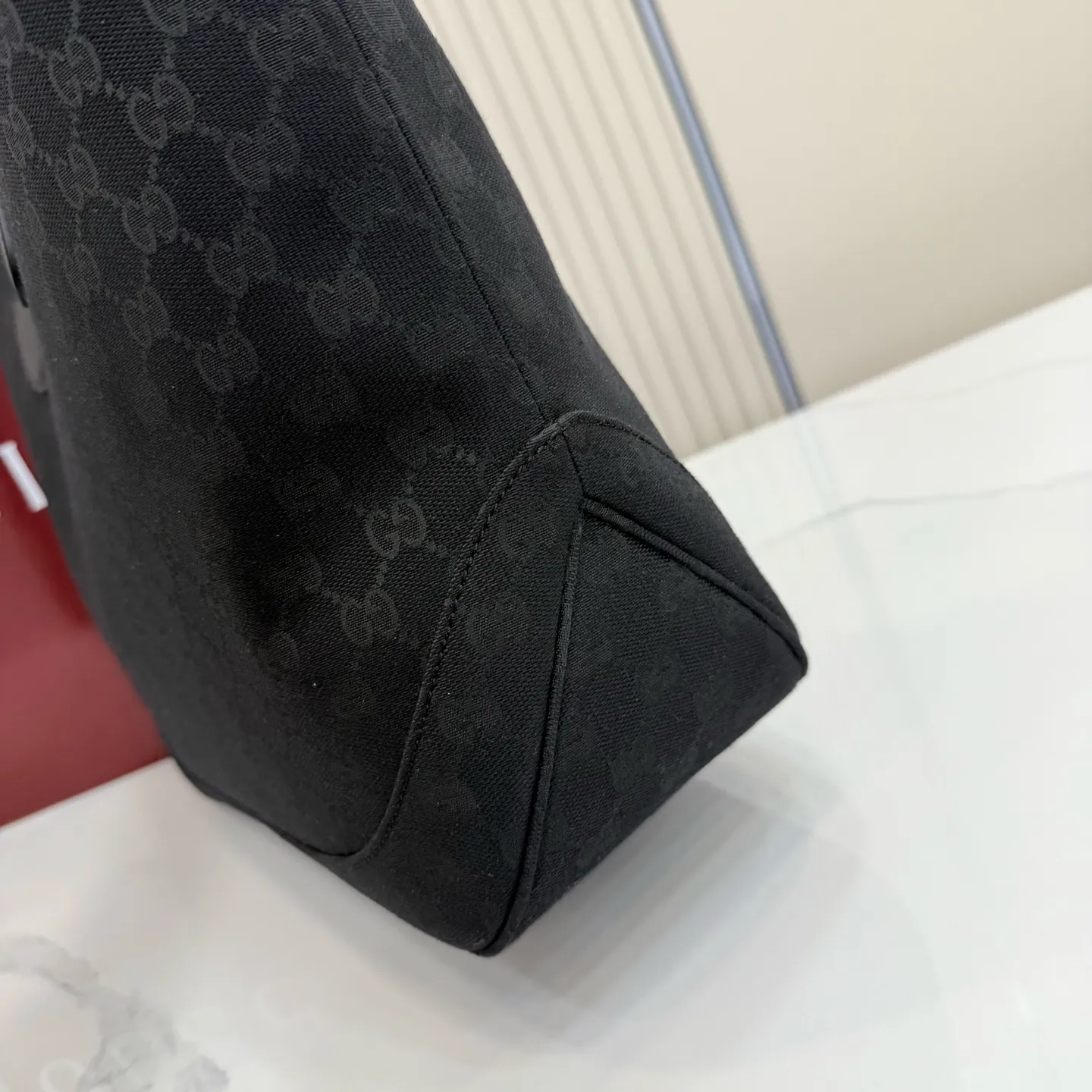 p600。【配全套包装】‼️2026年春夏系列全新上市。这款全新Gucci Jackie系列托特包采用挺括且轻盈的 GG 帆布打造，内衬焕新演绎来自品牌典藏的钻石菱格纹图案。 型号：867015。 尺寸：45厘米（宽）x 28厘米（高）x 12厘米（深） 重量：约0.58千克 颜色：黑皮/黑布。 意大利创作