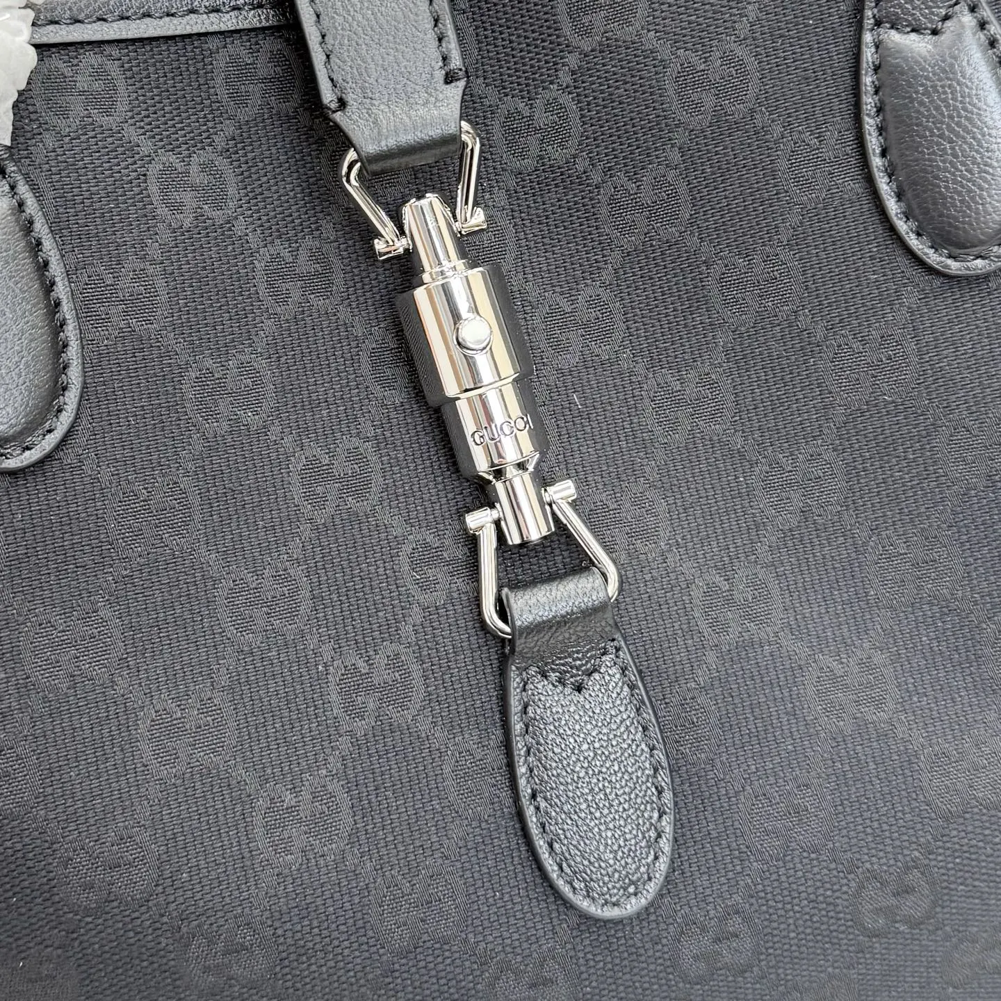 p600。【配全套包装】‼️2026年春夏系列全新上市。这款全新Gucci Jackie系列托特包采用挺括且轻盈的 GG 帆布打造,内衬焕新演绎来自品牌典藏的钻石菱格纹图案。 型号:867015。 尺寸:45厘米(宽)x 28厘米(高)x 12厘米(深) 重量:约0.58千克 颜色:黑皮/黑布。 意大利创作