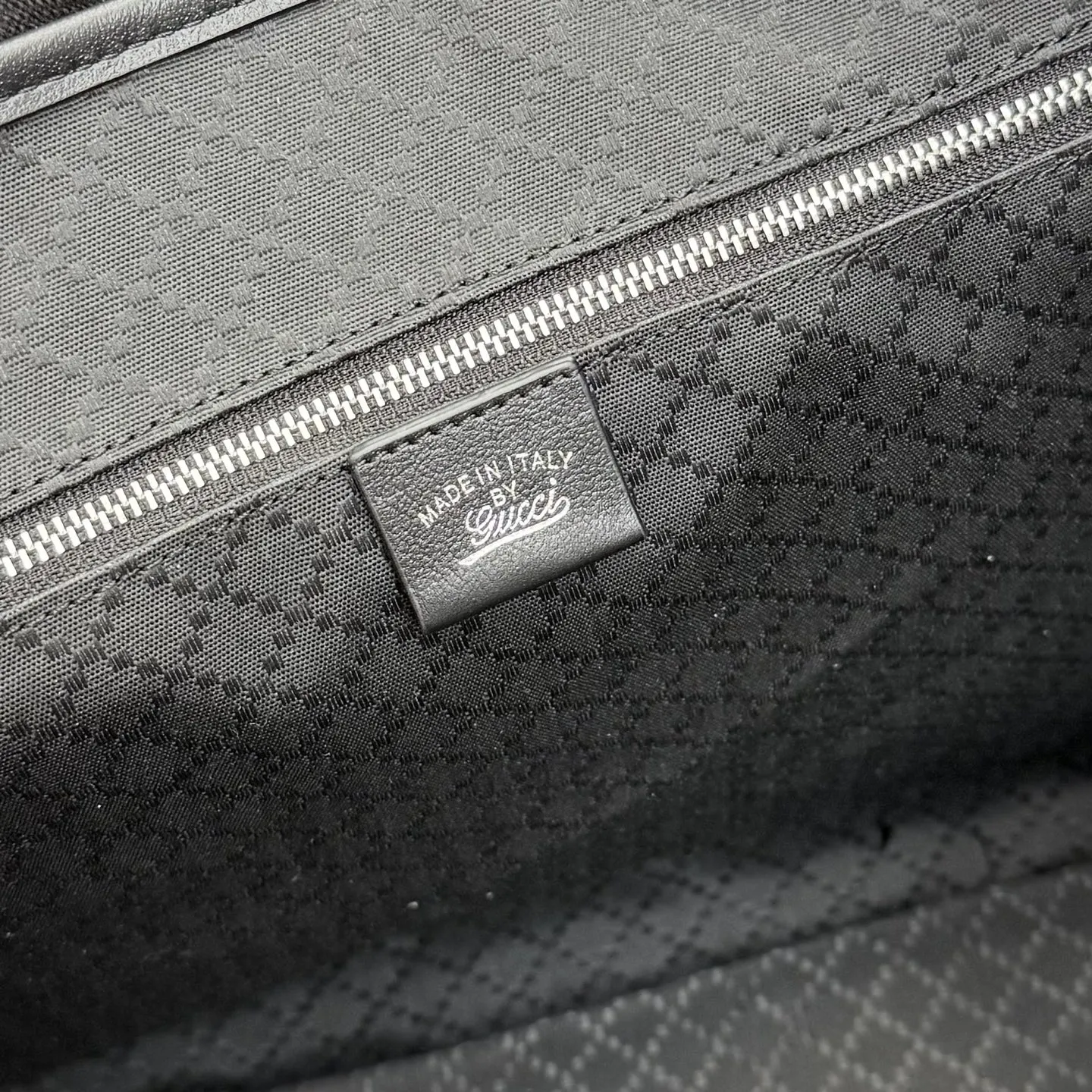 p600。【配全套包装】‼️2026年春夏系列全新上市。这款全新Gucci Jackie系列托特包采用挺括且轻盈的 GG 帆布打造，内衬焕新演绎来自品牌典藏的钻石菱格纹图案。 型号：867015。 尺寸：45厘米（宽）x 28厘米（高）x 12厘米（深） 重量：约0.58千克 颜色：黑皮/黑布。 意大利创作