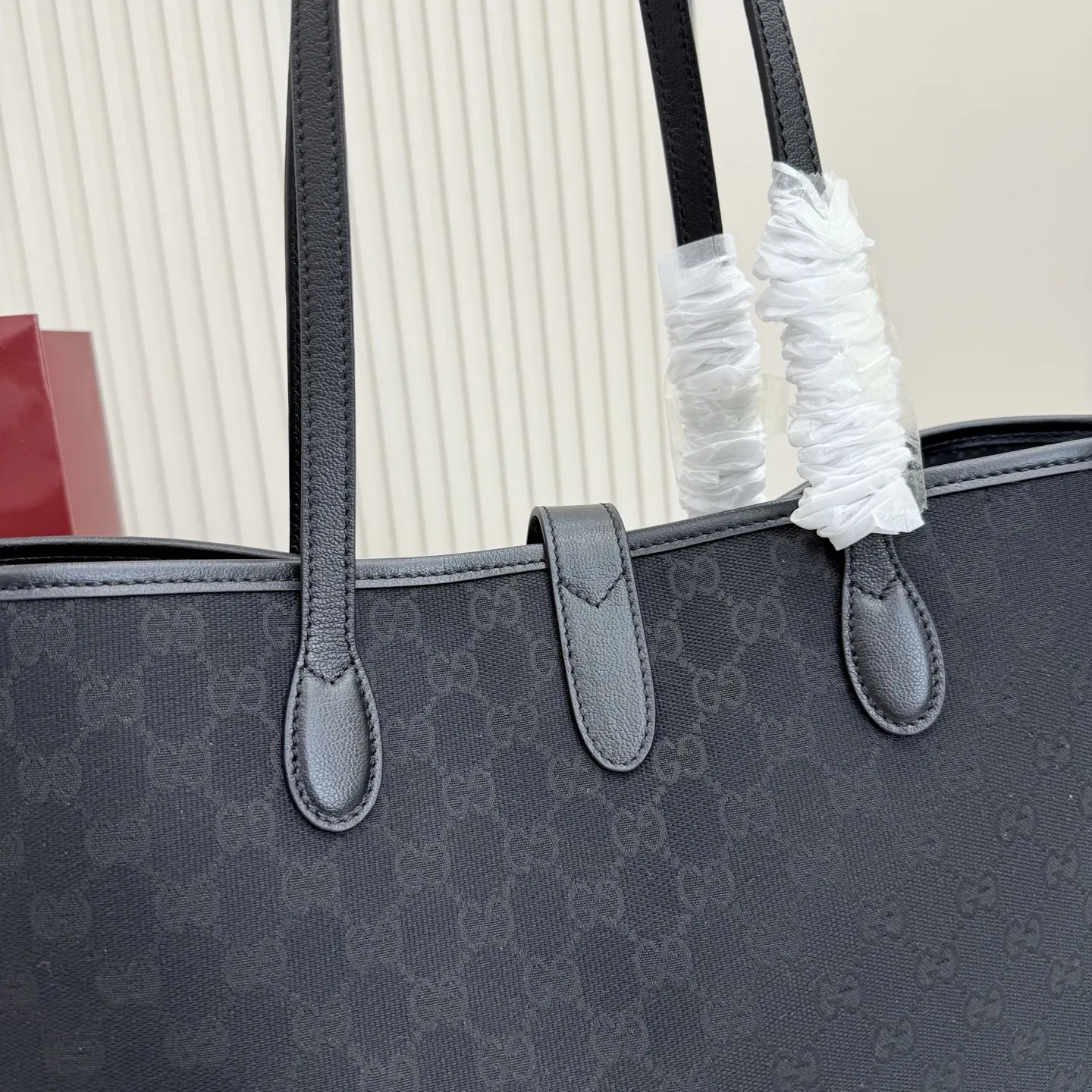 p600。【配全套包装】‼️2026年春夏系列全新上市。这款全新Gucci Jackie系列托特包采用挺括且轻盈的 GG 帆布打造,内衬焕新演绎来自品牌典藏的钻石菱格纹图案。 型号:867015。 尺寸:45厘米(宽)x 28厘米(高)x 12厘米(深) 重量:约0.58千克 颜色:黑皮/黑布。 意大利创作