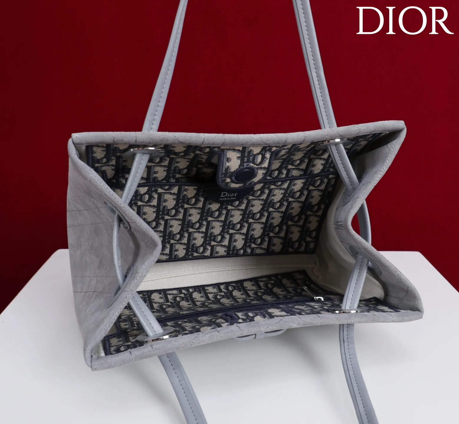 ❤️1410灰色绒布蝴蝶结\n这款购物袋由乔纳森&middot;安德森 (Jonathan Anderson) 为 Dior 倾情打造，实用宽敞的设计饰以精美蝴蝶结提升格调，展现 Dior 的全新标志细节。小号款式，牛皮和皮革装饰等材质巧妙结合，柔软廓形和巧妙的滑动式顶部手柄别具一格，可手提、肩背或斜挎。\n主体：牛皮革，棉，科技面料\n里料：棉，亚麻，牛皮革\n磁性开合\n正面饰以 Dior 标志皮革蝴蝶结\n顶部滑动式皮革手柄，搭配 CD 标志孔眼\n内部拉链口袋\n内部插袋\n编号: M1410\n尺寸：27 x 19 x 13.5 厘米（长 x 高 x 宽）