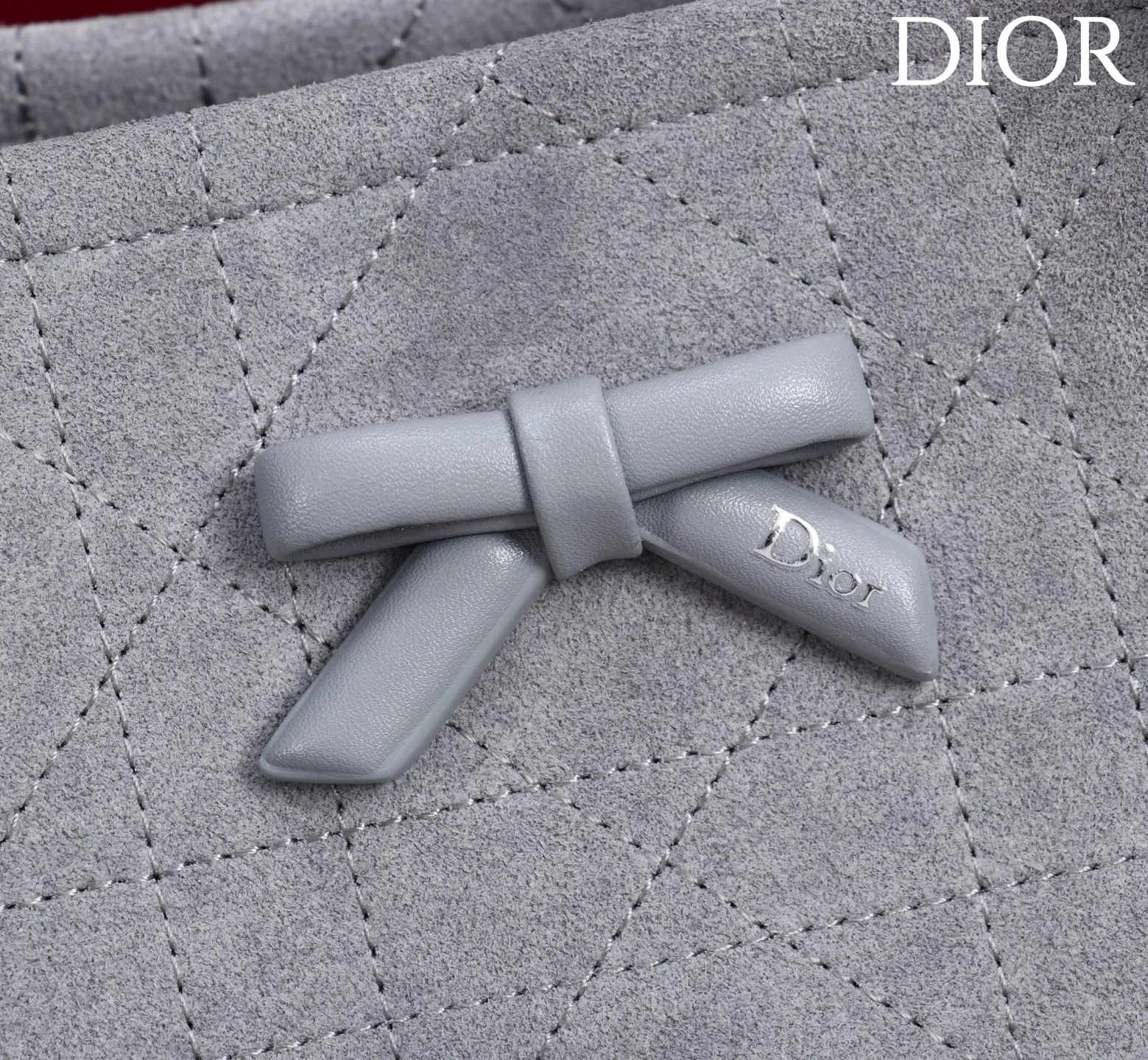 ❤️1410灰色绒布蝴蝶结\n这款购物袋由乔纳森&middot;安德森 (Jonathan Anderson) 为 Dior 倾情打造，实用宽敞的设计饰以精美蝴蝶结提升格调，展现 Dior 的全新标志细节。小号款式，牛皮和皮革装饰等材质巧妙结合，柔软廓形和巧妙的滑动式顶部手柄别具一格，可手提、肩背或斜挎。\n主体：牛皮革，棉，科技面料\n里料：棉，亚麻，牛皮革\n磁性开合\n正面饰以 Dior 标志皮革蝴蝶结\n顶部滑动式皮革手柄，搭配 CD 标志孔眼\n内部拉链口袋\n内部插袋\n编号: M1410\n尺寸：27 x 19 x 13.5 厘米（长 x 高 x 宽）