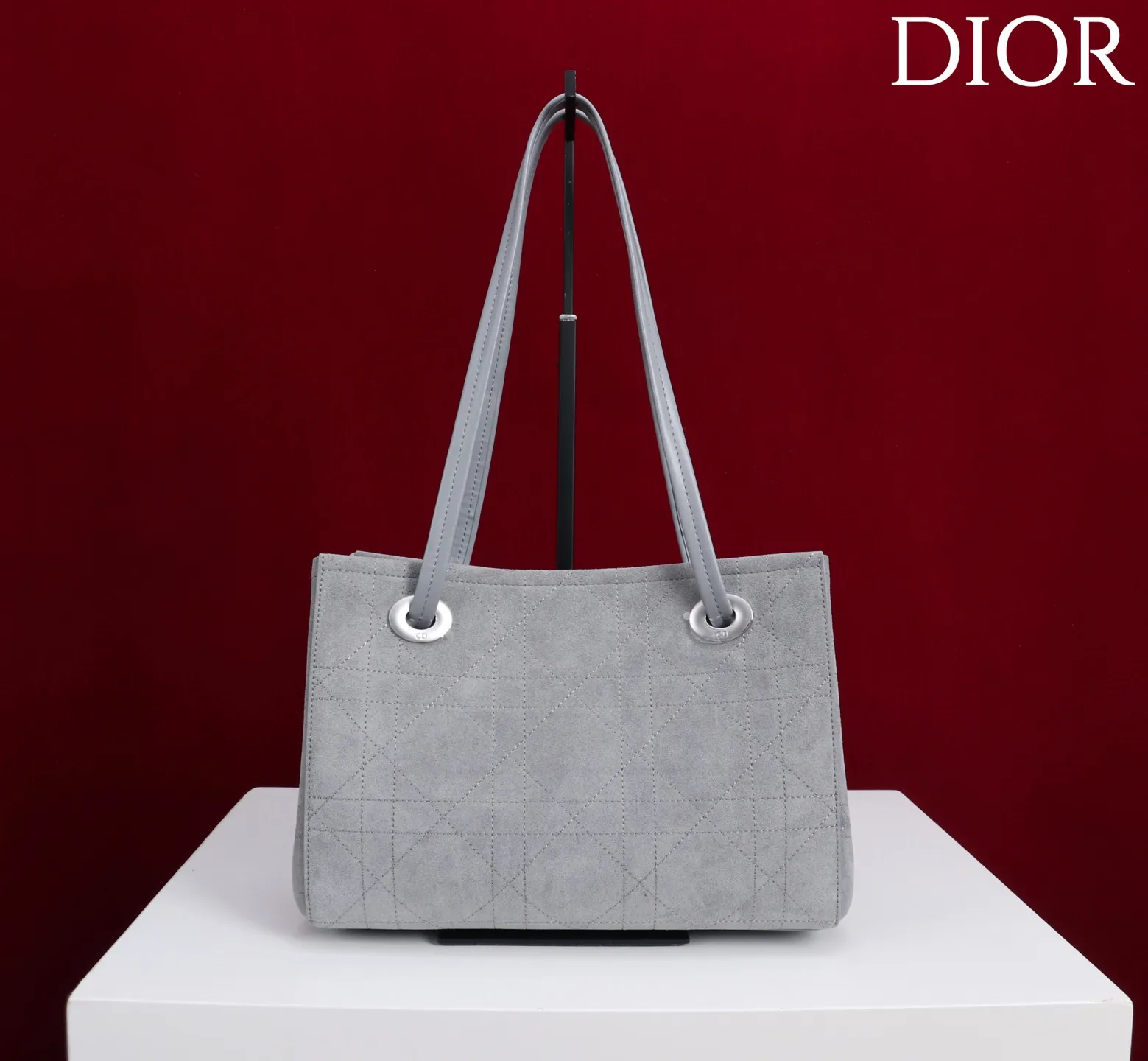❤️1410灰色绒布蝴蝶结\n这款购物袋由乔纳森&middot;安德森 (Jonathan Anderson) 为 Dior 倾情打造，实用宽敞的设计饰以精美蝴蝶结提升格调，展现 Dior 的全新标志细节。小号款式，牛皮和皮革装饰等材质巧妙结合，柔软廓形和巧妙的滑动式顶部手柄别具一格，可手提、肩背或斜挎。\n主体：牛皮革，棉，科技面料\n里料：棉，亚麻，牛皮革\n磁性开合\n正面饰以 Dior 标志皮革蝴蝶结\n顶部滑动式皮革手柄，搭配 CD 标志孔眼\n内部拉链口袋\n内部插袋\n编号: M1410\n尺寸：27 x 19 x 13.5 厘米（长 x 高 x 宽）