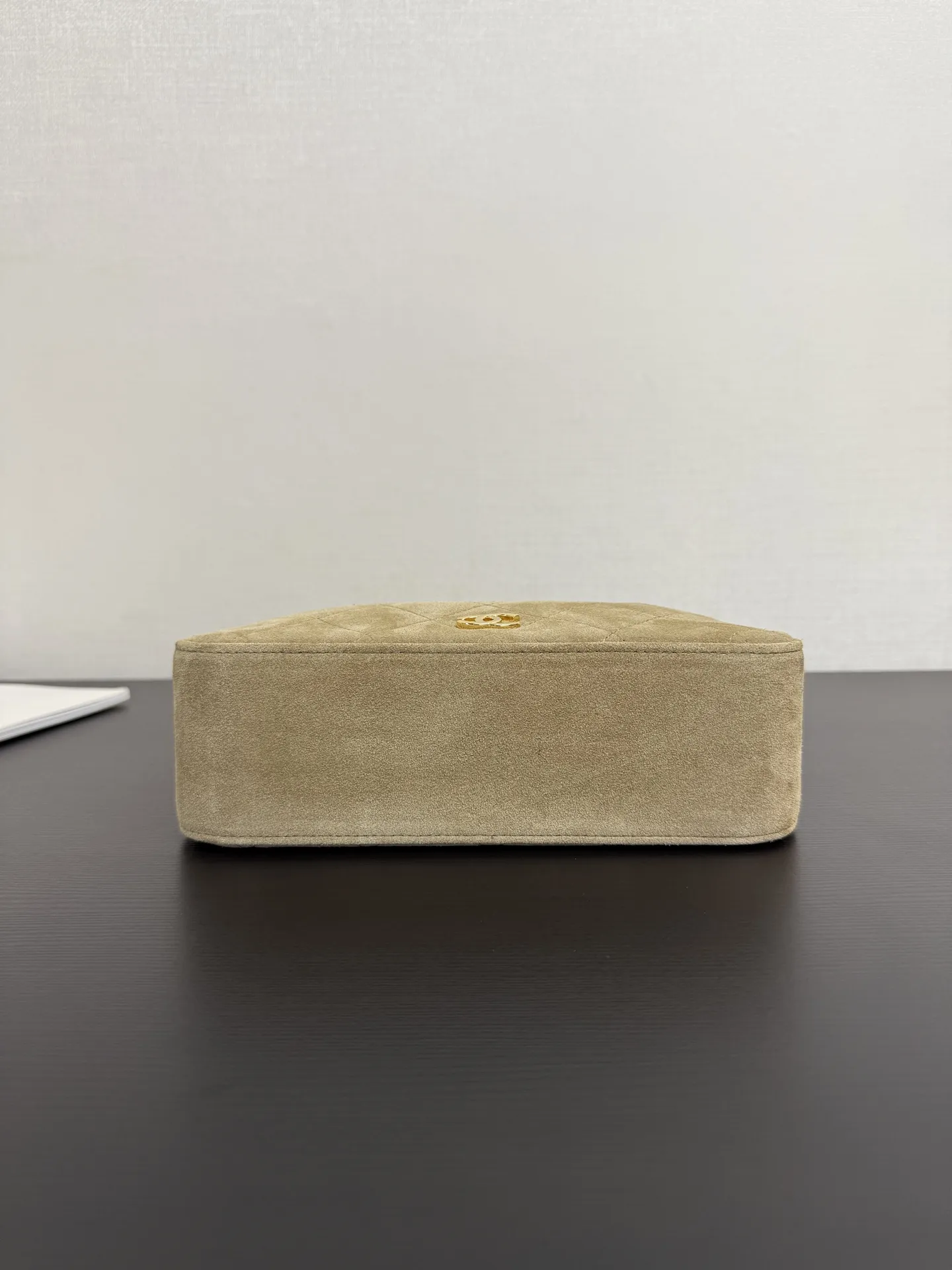 现货 26K麂皮 hobo腋下包 杏色小号 被这只26K麂皮𝐡𝐨𝐛𝐨的秋冬氛围感狠狠拿捏住啦柔和的弧形𝐡𝐨𝐛𝐨轮廓、带有松弛慵懒的视觉效果即视感哇!反绒麂皮、质地柔雾、哑光. 色调复古温润~包身正面点缀双𝐂标志!浅金色金属低调优雅、不会破坏麂皮绒的柔和质感,搭配经典皮穿金属链条,侧面延展双C装饰牌、细节太加分啦,开口拉链式安全性能拉满‼️可腋下可手拎;日常适配毛衣,大衣、风衣🧥等秋冬穿搭、轻松打造松弛氛围感~size:23.5*12*7cm 99620