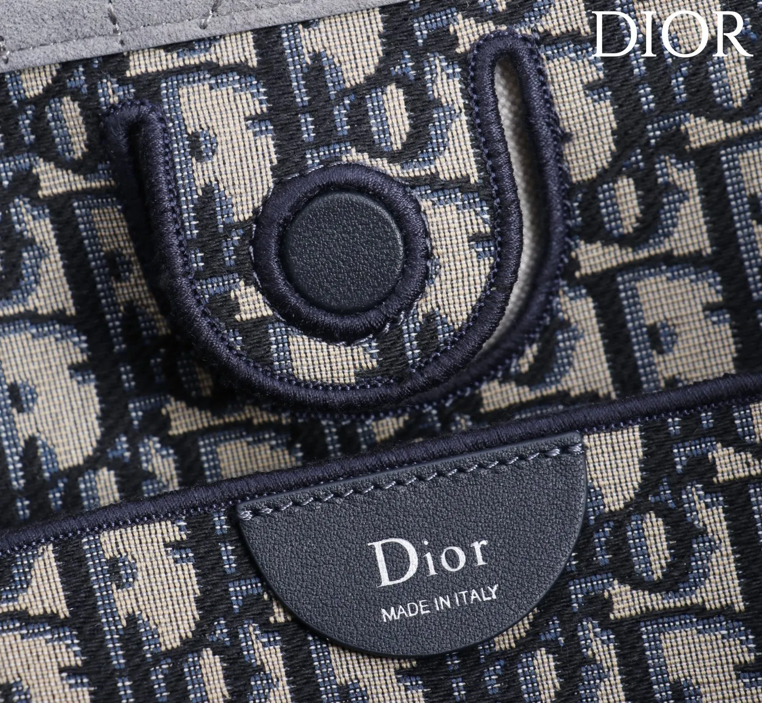 ❤️1410灰色绒布蝴蝶结\n这款购物袋由乔纳森&middot;安德森 (Jonathan Anderson) 为 Dior 倾情打造，实用宽敞的设计饰以精美蝴蝶结提升格调，展现 Dior 的全新标志细节。小号款式，牛皮和皮革装饰等材质巧妙结合，柔软廓形和巧妙的滑动式顶部手柄别具一格，可手提、肩背或斜挎。\n主体：牛皮革，棉，科技面料\n里料：棉，亚麻，牛皮革\n磁性开合\n正面饰以 Dior 标志皮革蝴蝶结\n顶部滑动式皮革手柄，搭配 CD 标志孔眼\n内部拉链口袋\n内部插袋\n编号: M1410\n尺寸：27 x 19 x 13.5 厘米（长 x 高 x 宽）
