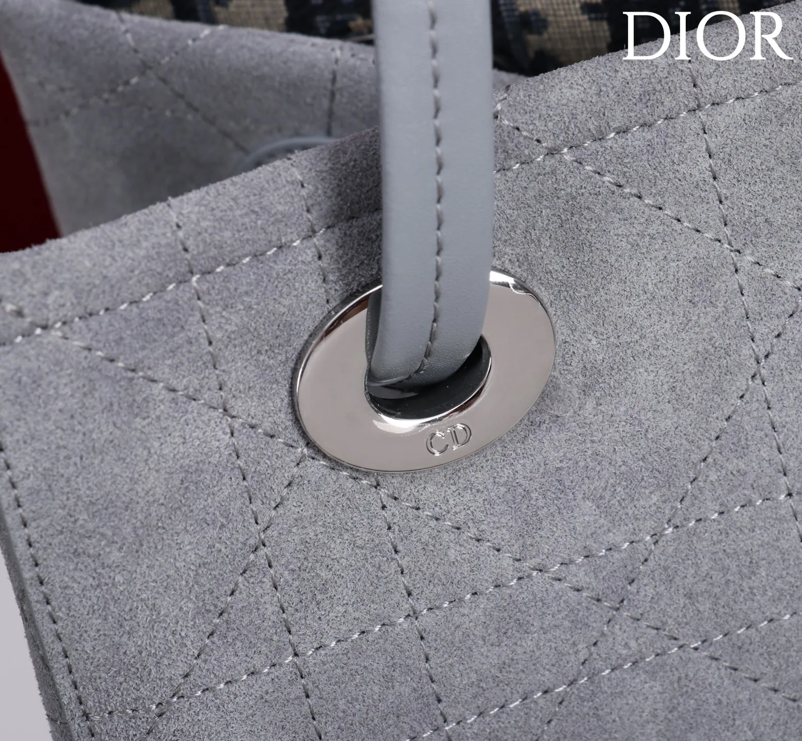 ❤️1410灰色绒布蝴蝶结\n这款购物袋由乔纳森&middot;安德森 (Jonathan Anderson) 为 Dior 倾情打造，实用宽敞的设计饰以精美蝴蝶结提升格调，展现 Dior 的全新标志细节。小号款式，牛皮和皮革装饰等材质巧妙结合，柔软廓形和巧妙的滑动式顶部手柄别具一格，可手提、肩背或斜挎。\n主体：牛皮革，棉，科技面料\n里料：棉，亚麻，牛皮革\n磁性开合\n正面饰以 Dior 标志皮革蝴蝶结\n顶部滑动式皮革手柄，搭配 CD 标志孔眼\n内部拉链口袋\n内部插袋\n编号: M1410\n尺寸：27 x 19 x 13.5 厘米（长 x 高 x 宽）