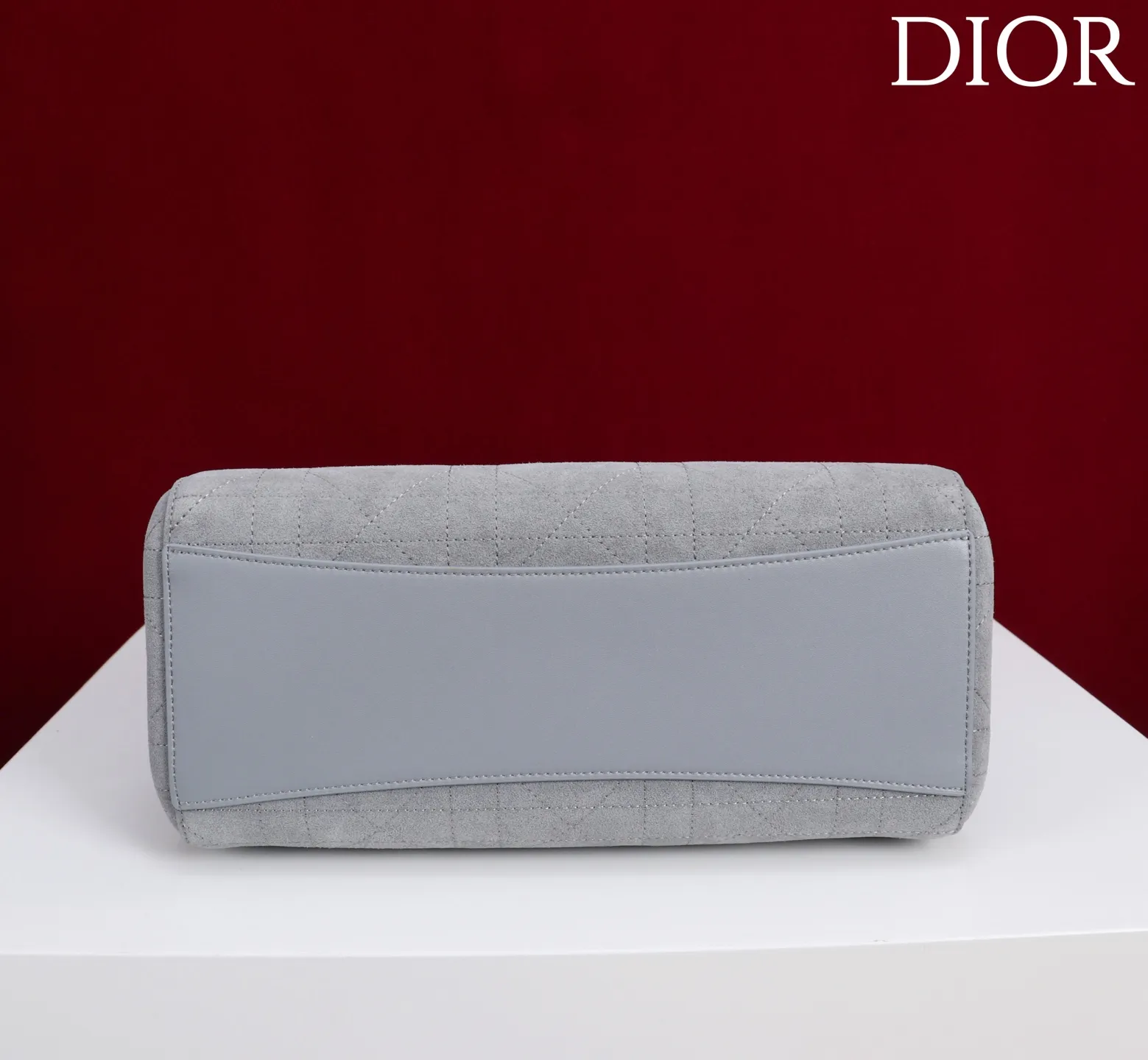 ❤️1410灰色绒布蝴蝶结\n这款购物袋由乔纳森&middot;安德森 (Jonathan Anderson) 为 Dior 倾情打造，实用宽敞的设计饰以精美蝴蝶结提升格调，展现 Dior 的全新标志细节。小号款式，牛皮和皮革装饰等材质巧妙结合，柔软廓形和巧妙的滑动式顶部手柄别具一格，可手提、肩背或斜挎。\n主体：牛皮革，棉，科技面料\n里料：棉，亚麻，牛皮革\n磁性开合\n正面饰以 Dior 标志皮革蝴蝶结\n顶部滑动式皮革手柄，搭配 CD 标志孔眼\n内部拉链口袋\n内部插袋\n编号: M1410\n尺寸：27 x 19 x 13.5 厘米（长 x 高 x 宽）
