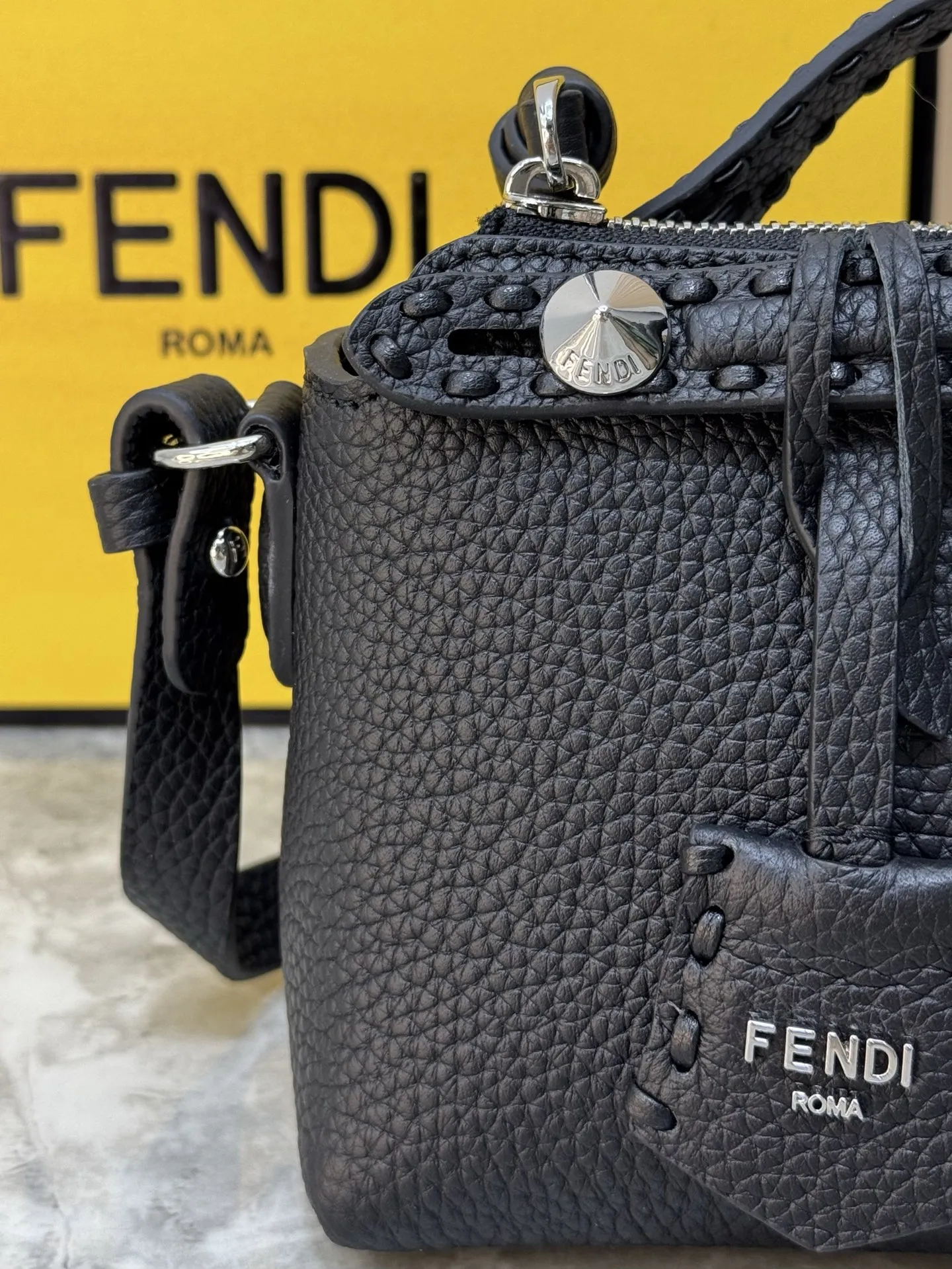 P980#升级加强版#FENDI 新品 By The Way Selleria手袋#独家定制小牛皮手感超细腻,精致的手工外缝线,拉链式设计打折私密属性,手感柔软,让人爱不释手🔥可手提或斜背,随性的在背带打个结,让松弛感拉满~ 型号:8BS098小号 尺寸20/9/12cm(专柜全套包装)