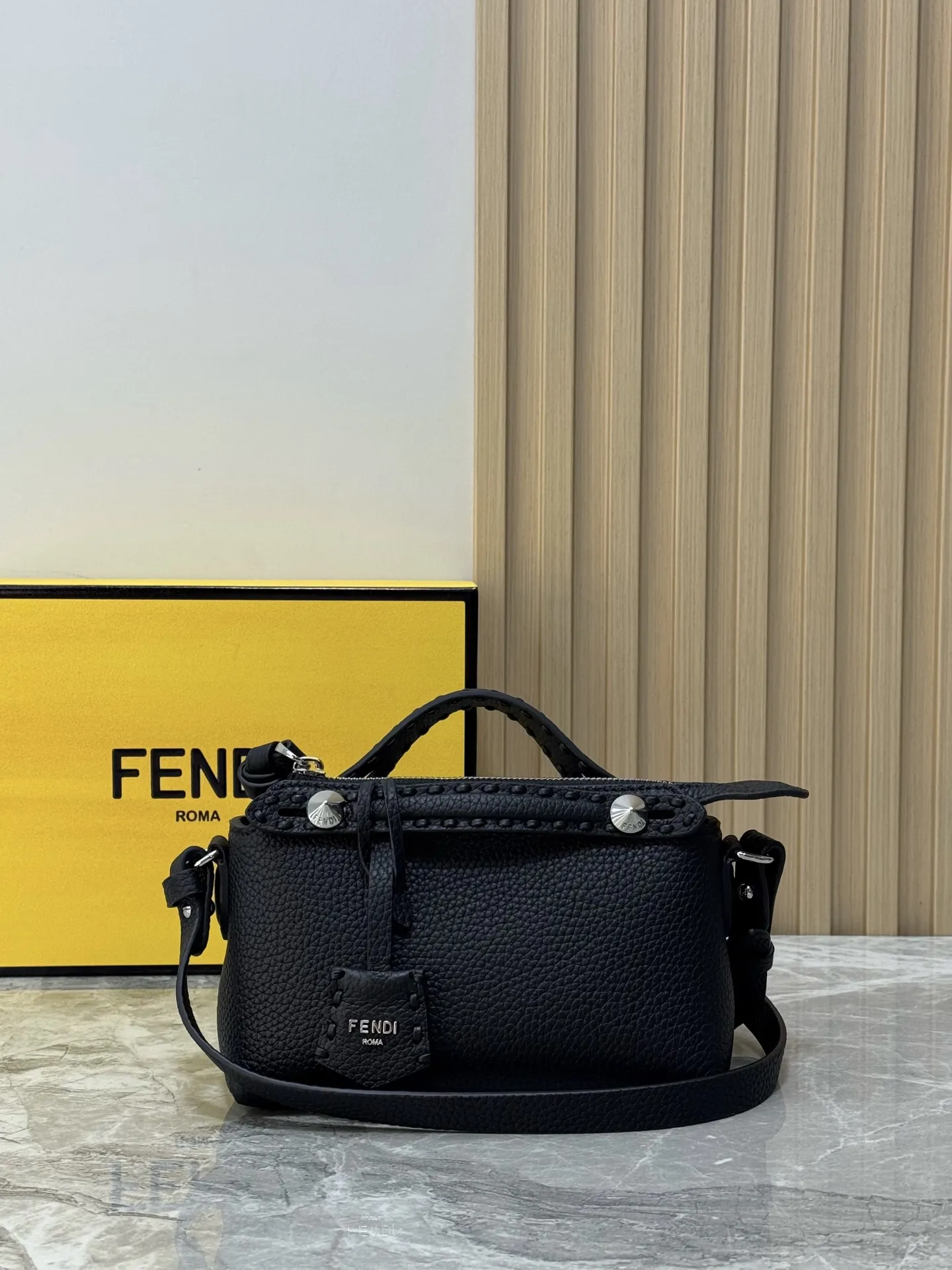 P980#升级加强版#FENDI 新品 By The Way Selleria手袋#独家定制小牛皮手感超细腻，精致的手工外缝线，拉链式设计打折私密属性，手感柔软，让人爱不释手🔥可手提或斜背，随性的在背带打个结，让松弛感拉满～ 型号：8BS098小号 尺寸20/9/12cm(专柜全套包装）