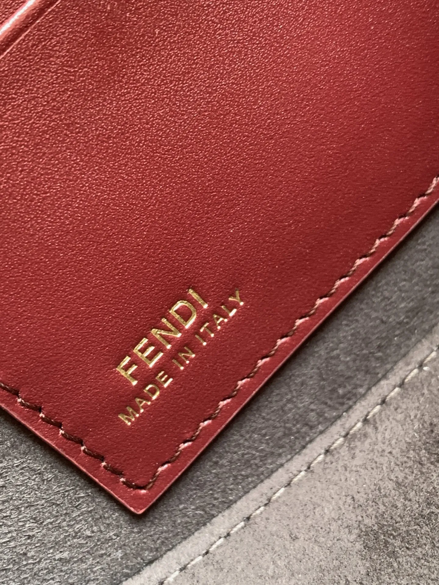 🩷🩷P700#（配包装🎁） 🎶 Fend&bull;Fendigraphy皮夹，饰有金属字母字样。带衬里内部隔层有四个卡位。短的细链肩带和第二条可拆卸皮革链条肩带。亮面皮革材质。金色饰面金属件 Size:20.5-3.5-13cm 5536#
