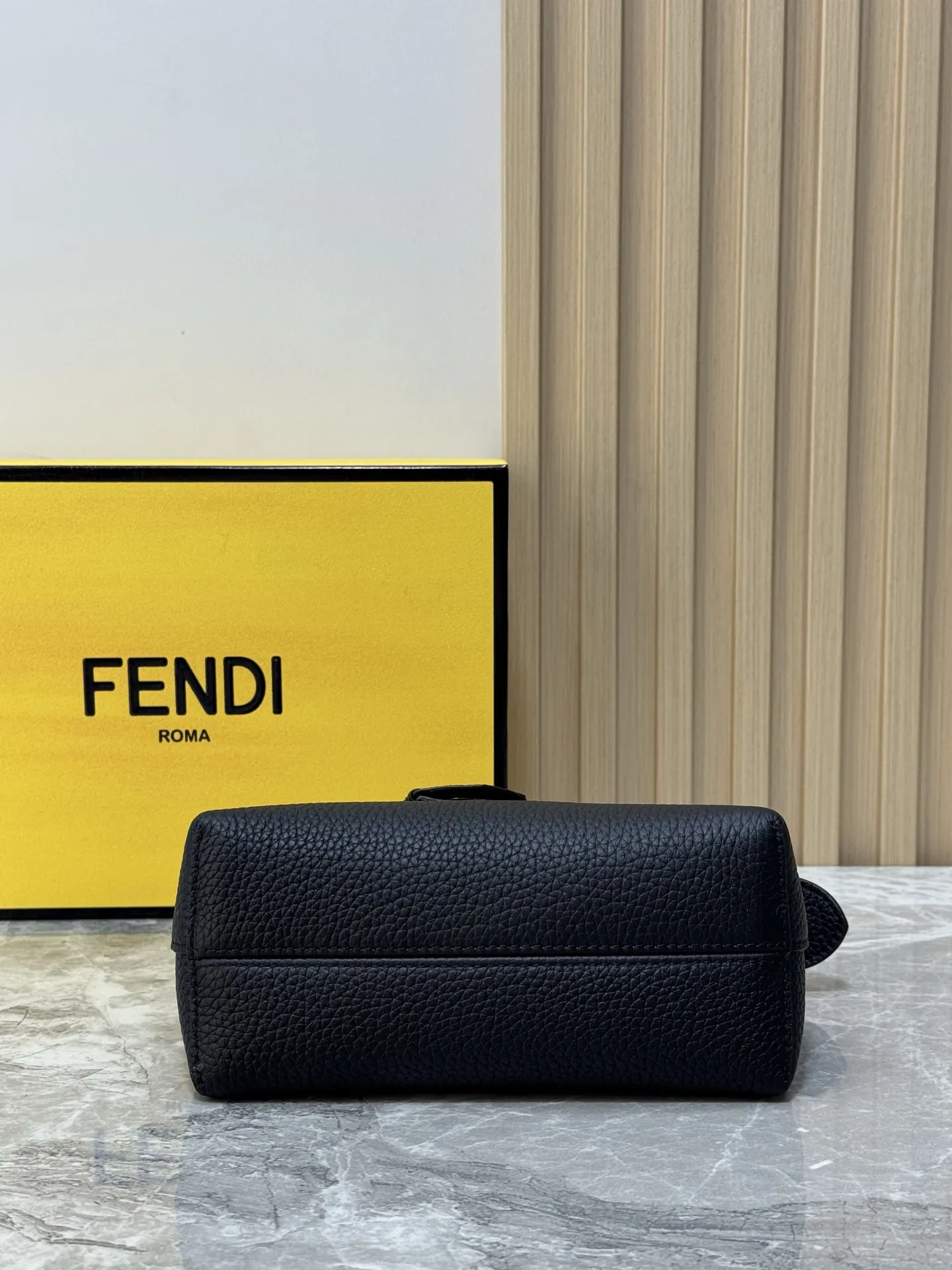 P980#升级加强版#FENDI 新品 By The Way Selleria手袋#独家定制小牛皮手感超细腻,精致的手工外缝线,拉链式设计打折私密属性,手感柔软,让人爱不释手🔥可手提或斜背,随性的在背带打个结,让松弛感拉满~ 型号:8BS098小号 尺寸20/9/12cm(专柜全套包装)