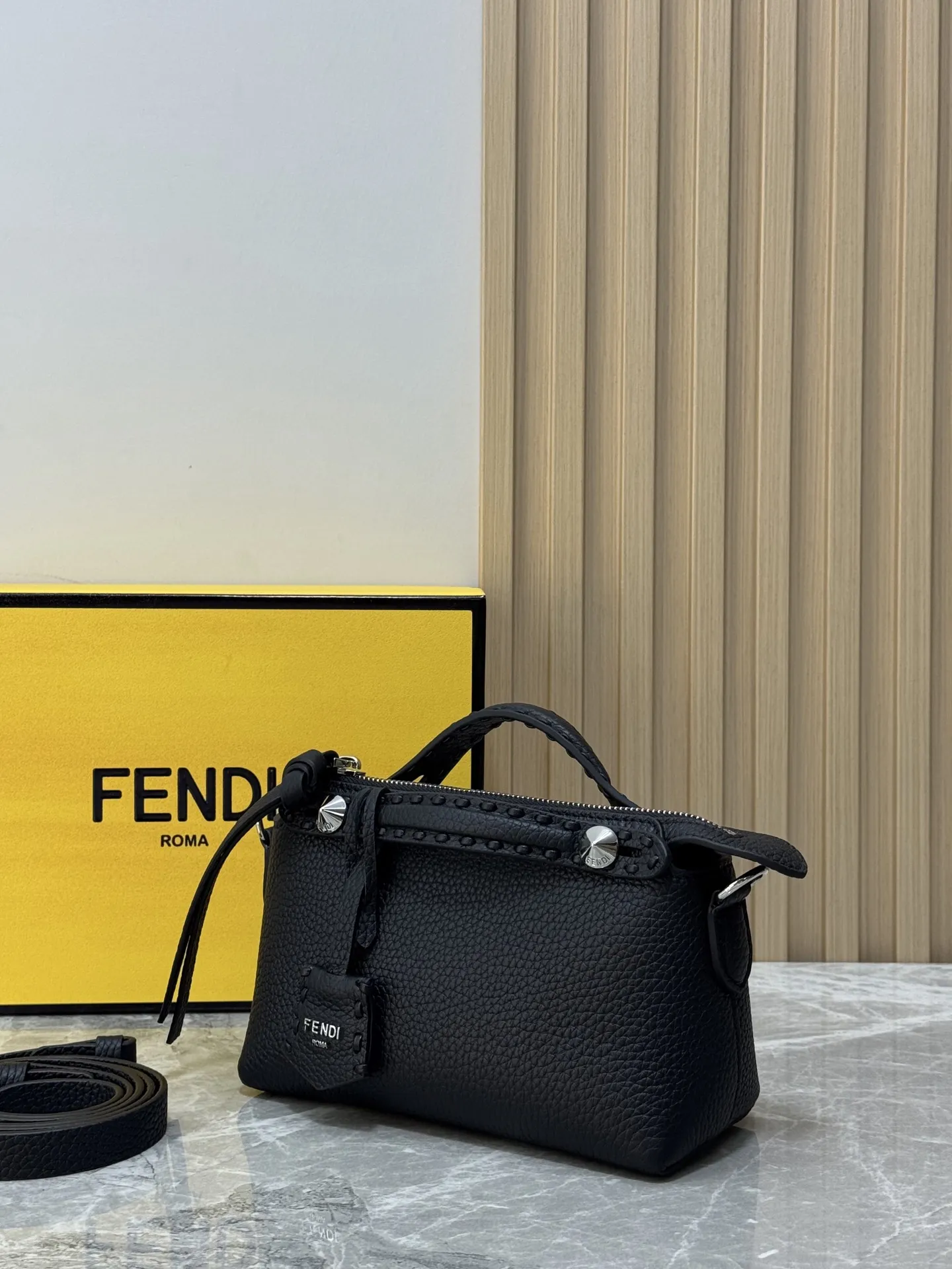 P980#升级加强版#FENDI 新品 By The Way Selleria手袋#独家定制小牛皮手感超细腻，精致的手工外缝线，拉链式设计打折私密属性，手感柔软，让人爱不释手🔥可手提或斜背，随性的在背带打个结，让松弛感拉满～ 型号：8BS098小号 尺寸20/9/12cm(专柜全套包装）
