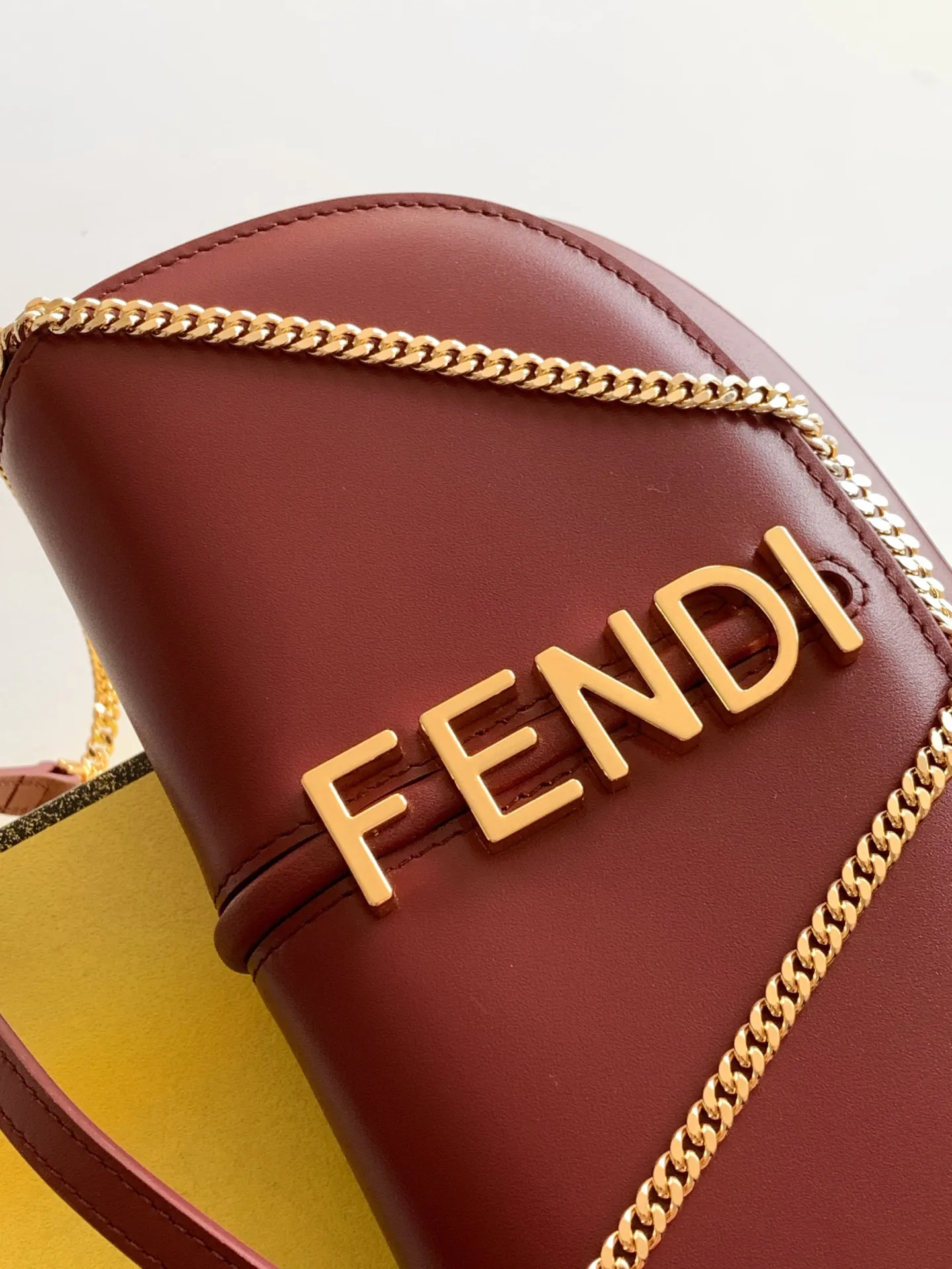 🩷🩷P700#(配包装🎁) 🎶 Fend•Fendigraphy皮夹,饰有金属字母字样。带衬里内部隔层有四个卡位。短的细链肩带和第二条可拆卸皮革链条肩带。亮面皮革材质。金色饰面金属件 Size:20.5-3.5-13cm 5536#