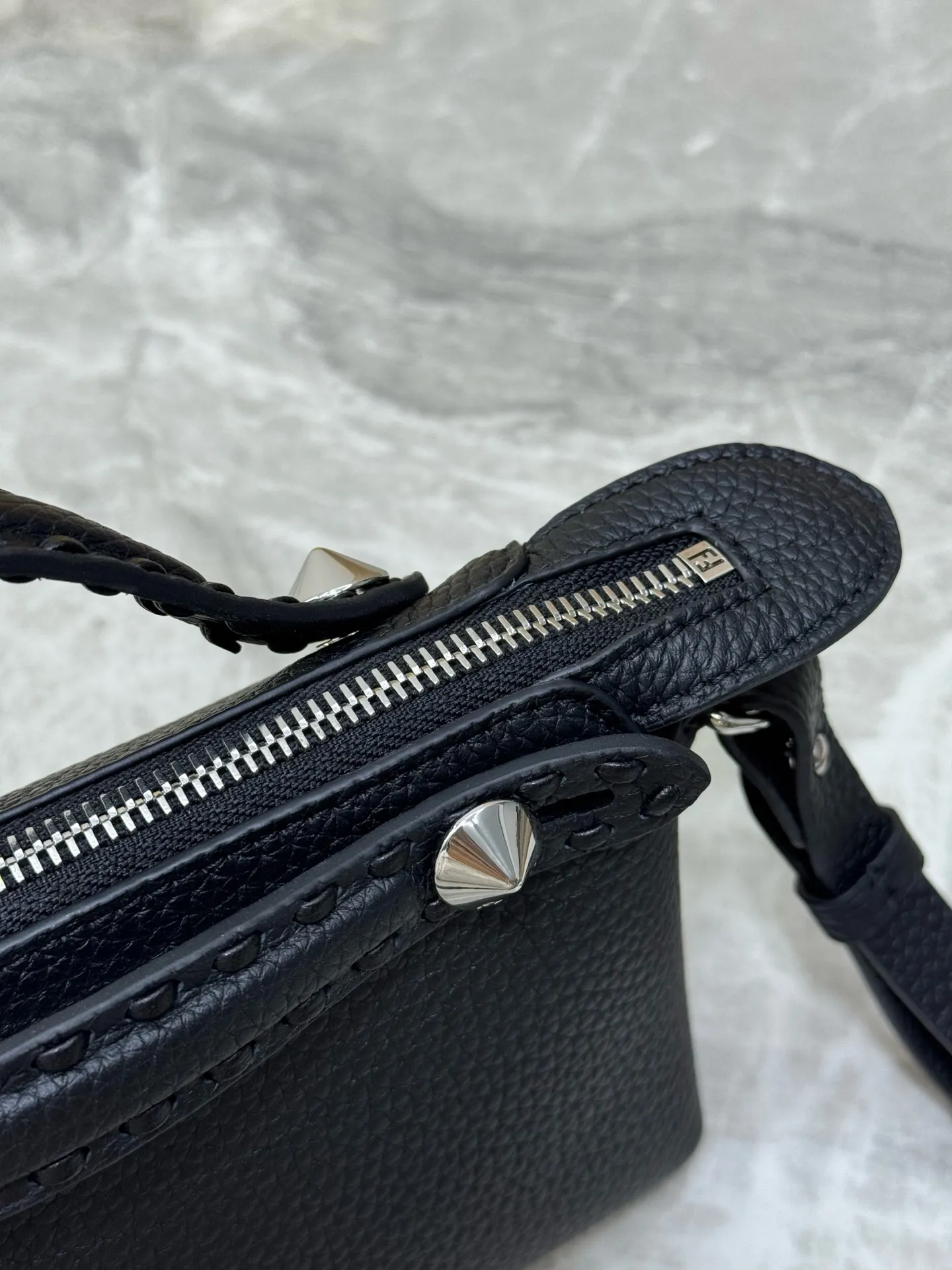 P980#升级加强版#FENDI 新品 By The Way Selleria手袋#独家定制小牛皮手感超细腻，精致的手工外缝线，拉链式设计打折私密属性，手感柔软，让人爱不释手🔥可手提或斜背，随性的在背带打个结，让松弛感拉满～ 型号：8BS098小号 尺寸20/9/12cm(专柜全套包装）