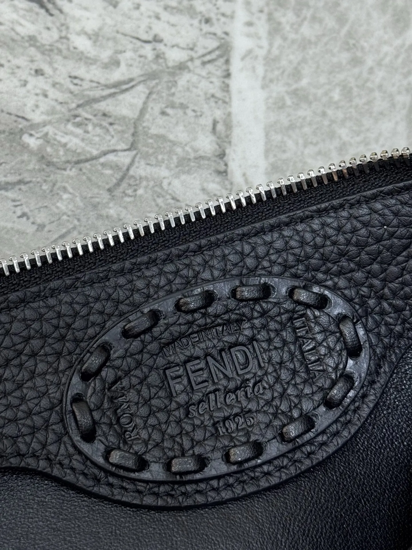 P980#升级加强版#FENDI 新品 By The Way Selleria手袋#独家定制小牛皮手感超细腻，精致的手工外缝线，拉链式设计打折私密属性，手感柔软，让人爱不释手🔥可手提或斜背，随性的在背带打个结，让松弛感拉满～ 型号：8BS098小号 尺寸20/9/12cm(专柜全套包装）