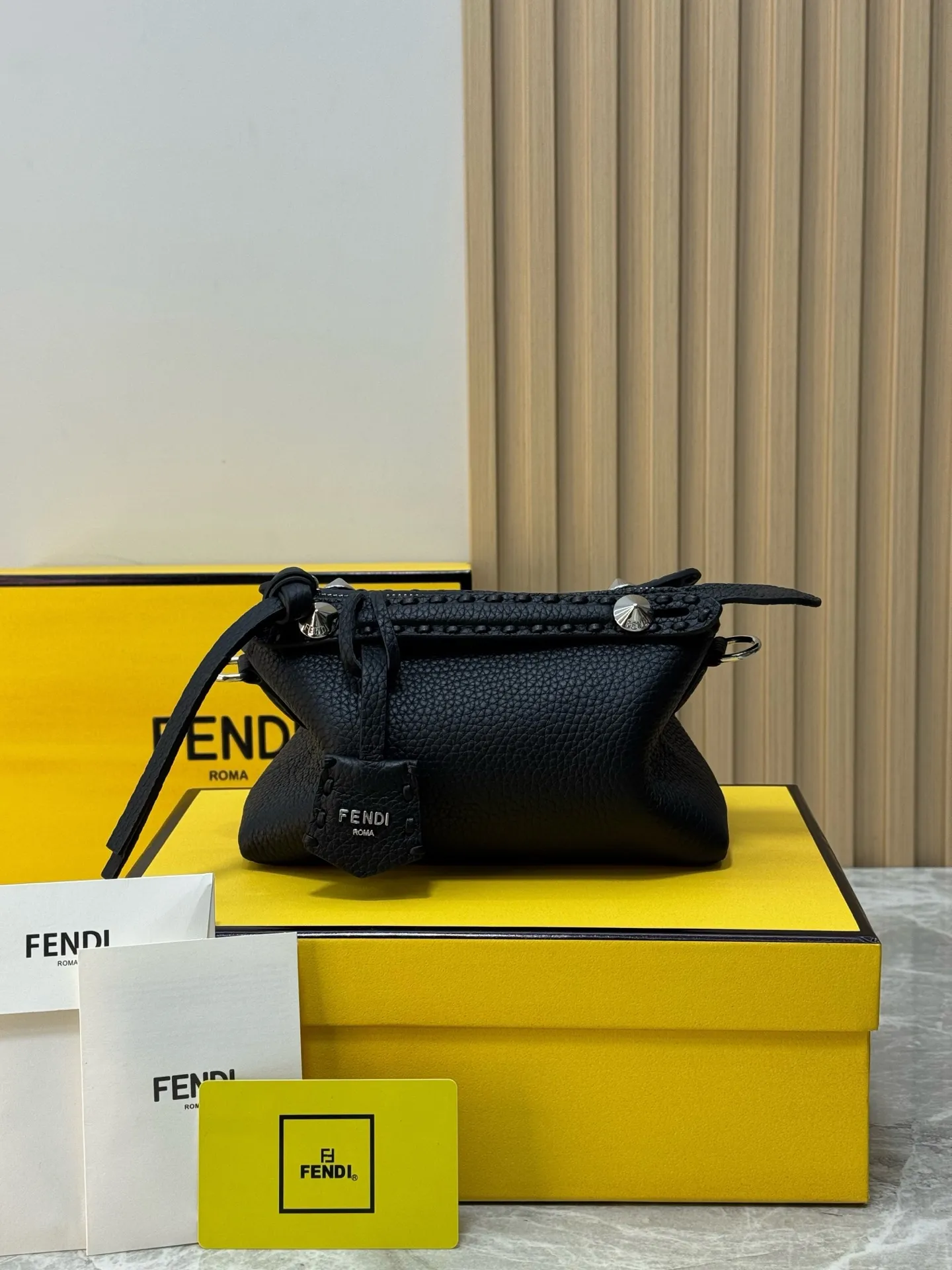 P980#升级加强版#FENDI 新品 By The Way Selleria手袋#独家定制小牛皮手感超细腻,精致的手工外缝线,拉链式设计打折私密属性,手感柔软,让人爱不释手🔥可手提或斜背,随性的在背带打个结,让松弛感拉满~ 型号:8BS098小号 尺寸20/9/12cm(专柜全套包装)