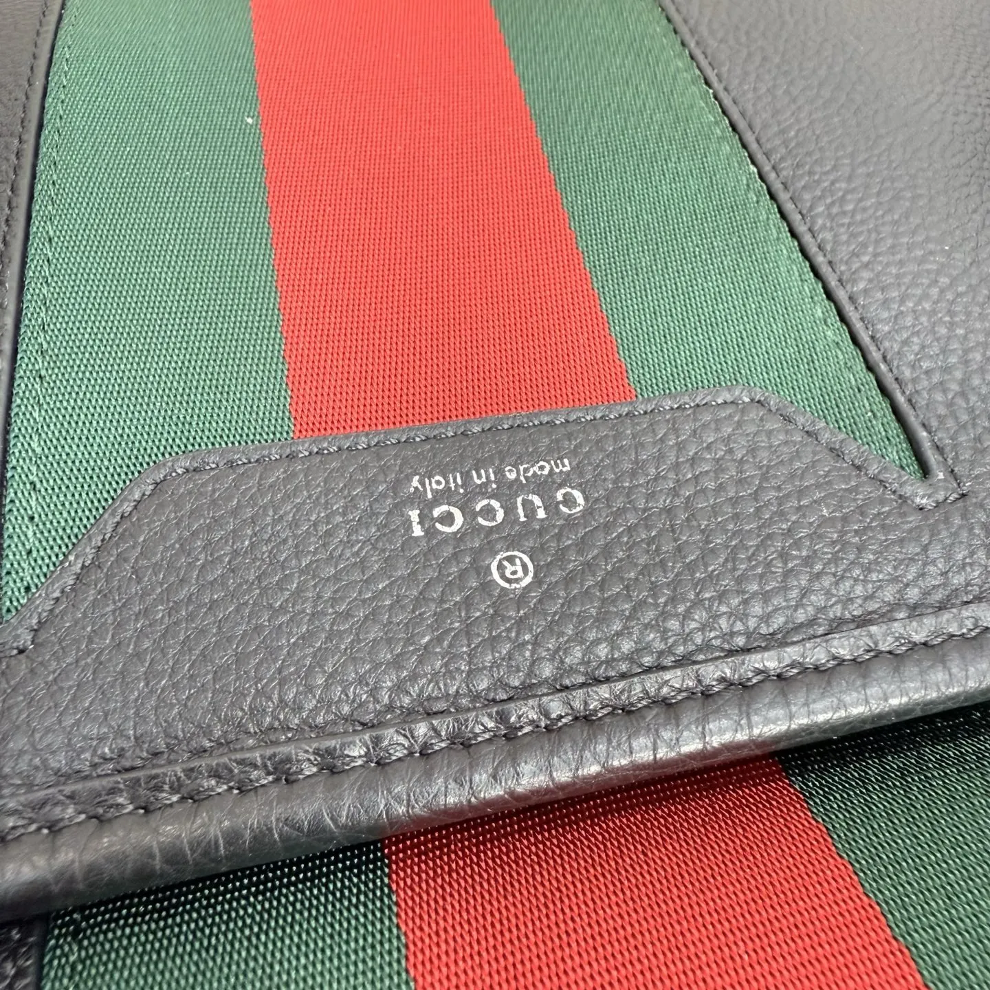 p800。【配全套包装】‼️Gucci Primavera系列通过融合创新与务实的愿景,确立了廓形、质地与材质的新语汇。加宽的织带嵌花细节以现代态度重塑包袋廓形。柔软的哑光皮革饰有低调的“Gucci Made in Italy”标识,多用途肩带适合日常出行背携。 黑色软皮,哑光表面 钯色金属配件 黑色针织衬里 织带嵌花和银色烫银“Gucci 意大利创作”标识 内部:1个拉链口袋 手柄垂直长度:30厘米 可拆卸和可调节皮革肩带,下垂长度65厘米,长度:100-120厘米 拉链开合 型号:A006KP。 尺寸:65厘米(宽)x20厘米(高)x37厘米(深) 重量:约1.430千克 颜色:黑色全皮。 意大利创作