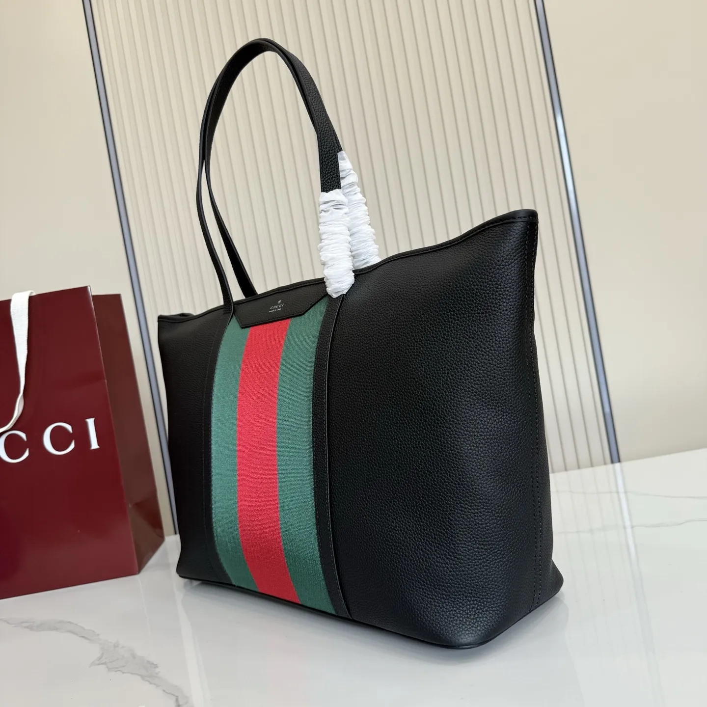 p650。【配全套包装】‼️Gucci Primavera系列通过融合创新与务实的愿景，确立了廓形、质地与材质的新语汇。加宽的织带嵌花细节以现代态度重塑包袋廓形。柔软的哑光皮革饰有低调的&ldquo;Gucci Made in Italy&rdquo;标识，多用途肩带适合日常出行背携。 黑色软皮，哑光表面 钯色金属配件 黑色针织衬里 织带嵌花和银色烫银&ldquo;Gucci 意大利创作&rdquo;标识 内部：1个拉链口袋 拉链开合 型号：A0072H。 尺寸：39厘米（宽）x29厘米（高）x14厘米（深） 颜色：黑色全皮。 意大利创作