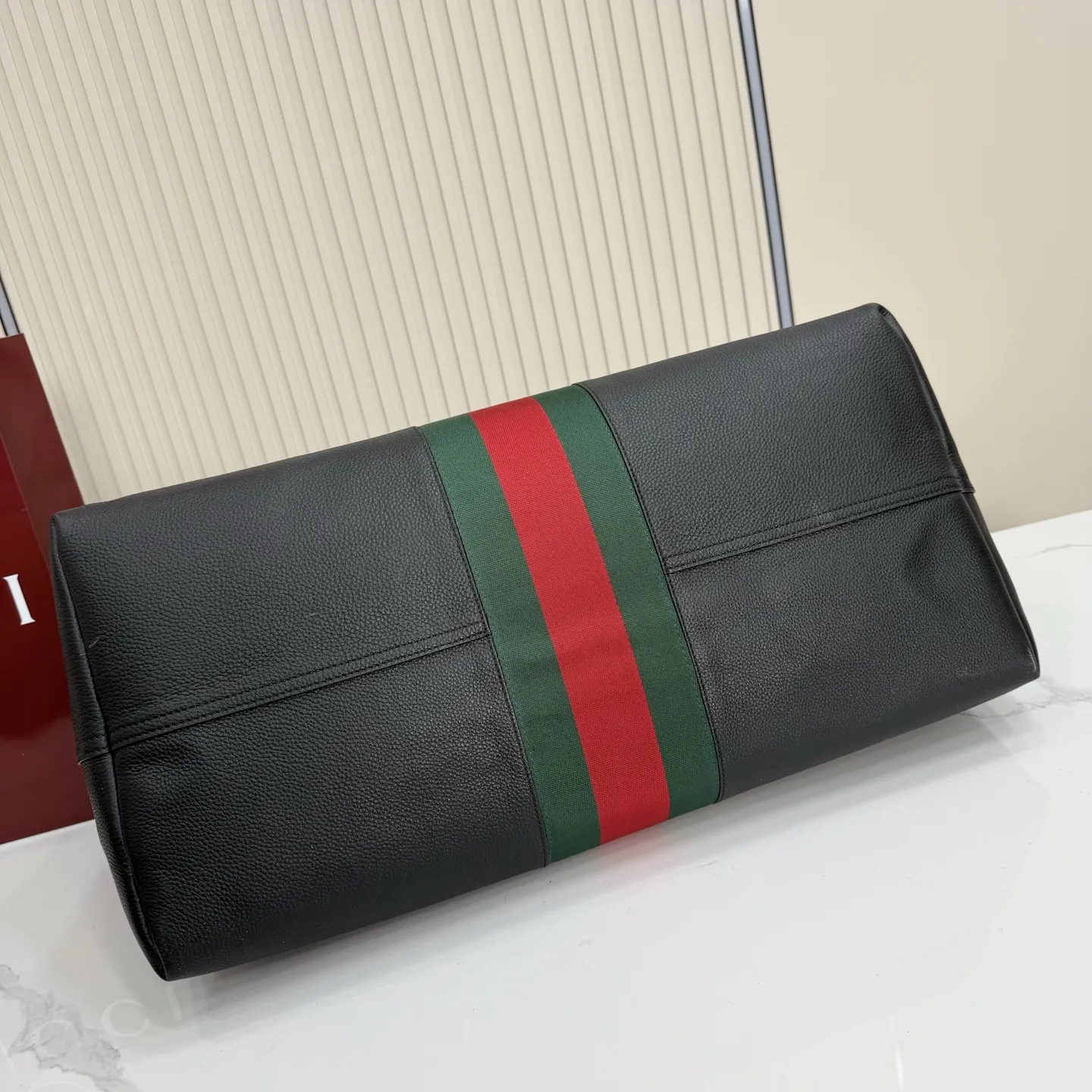 p800。【配全套包装】‼️Gucci Primavera系列通过融合创新与务实的愿景，确立了廓形、质地与材质的新语汇。加宽的织带嵌花细节以现代态度重塑包袋廓形。柔软的哑光皮革饰有低调的&ldquo;Gucci Made in Italy&rdquo;标识，多用途肩带适合日常出行背携。 黑色软皮，哑光表面 钯色金属配件 黑色针织衬里 织带嵌花和银色烫银&ldquo;Gucci 意大利创作&rdquo;标识 内部：1个拉链口袋 手柄垂直长度：30厘米 可拆卸和可调节皮革肩带，下垂长度65厘米，长度：100-120厘米 拉链开合 型号：A006KP。 尺寸：65厘米（宽）x20厘米（高）x37厘米（深） 重量：约1.430千克 颜色：黑色全皮。 意大利创作