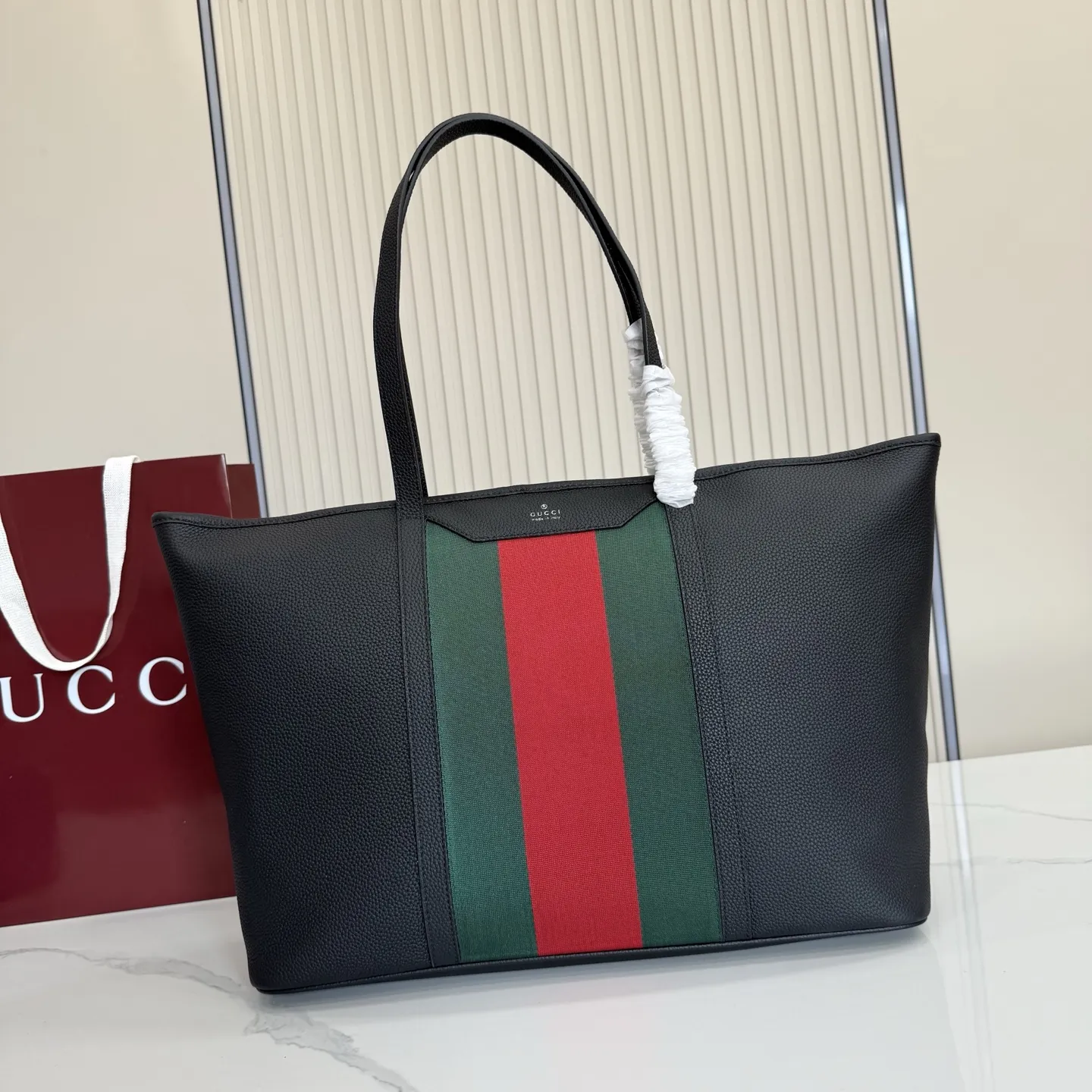 p650。【配全套包装】‼️Gucci Primavera系列通过融合创新与务实的愿景，确立了廓形、质地与材质的新语汇。加宽的织带嵌花细节以现代态度重塑包袋廓形。柔软的哑光皮革饰有低调的&ldquo;Gucci Made in Italy&rdquo;标识，多用途肩带适合日常出行背携。 黑色软皮，哑光表面 钯色金属配件 黑色针织衬里 织带嵌花和银色烫银&ldquo;Gucci 意大利创作&rdquo;标识 内部：1个拉链口袋 拉链开合 型号：A0072H。 尺寸：39厘米（宽）x29厘米（高）x14厘米（深） 颜色：黑色全皮。 意大利创作
