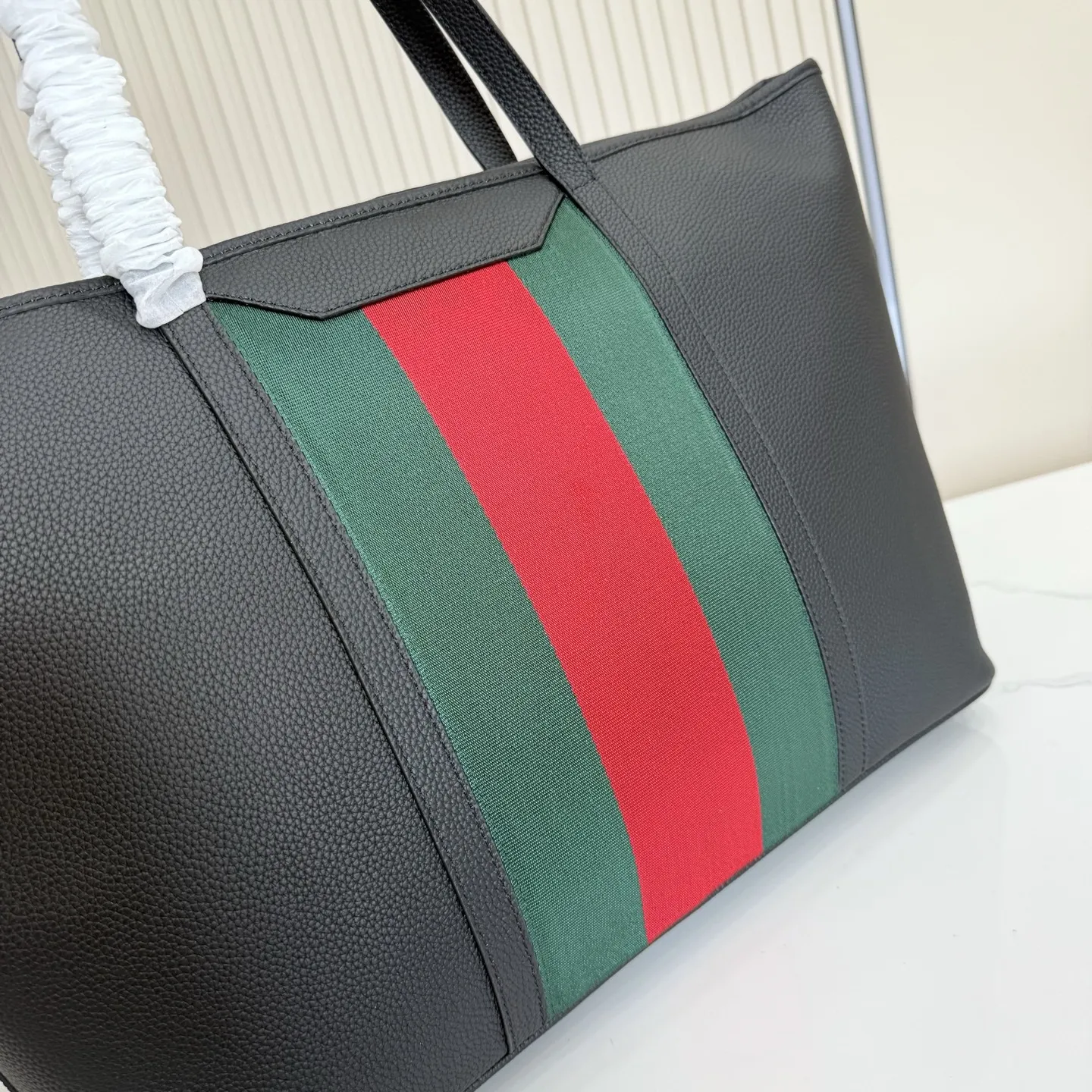 p650。【配全套包装】‼️Gucci Primavera系列通过融合创新与务实的愿景，确立了廓形、质地与材质的新语汇。加宽的织带嵌花细节以现代态度重塑包袋廓形。柔软的哑光皮革饰有低调的&ldquo;Gucci Made in Italy&rdquo;标识，多用途肩带适合日常出行背携。 黑色软皮，哑光表面 钯色金属配件 黑色针织衬里 织带嵌花和银色烫银&ldquo;Gucci 意大利创作&rdquo;标识 内部：1个拉链口袋 拉链开合 型号：A0072H。 尺寸：39厘米（宽）x29厘米（高）x14厘米（深） 颜色：黑色全皮。 意大利创作