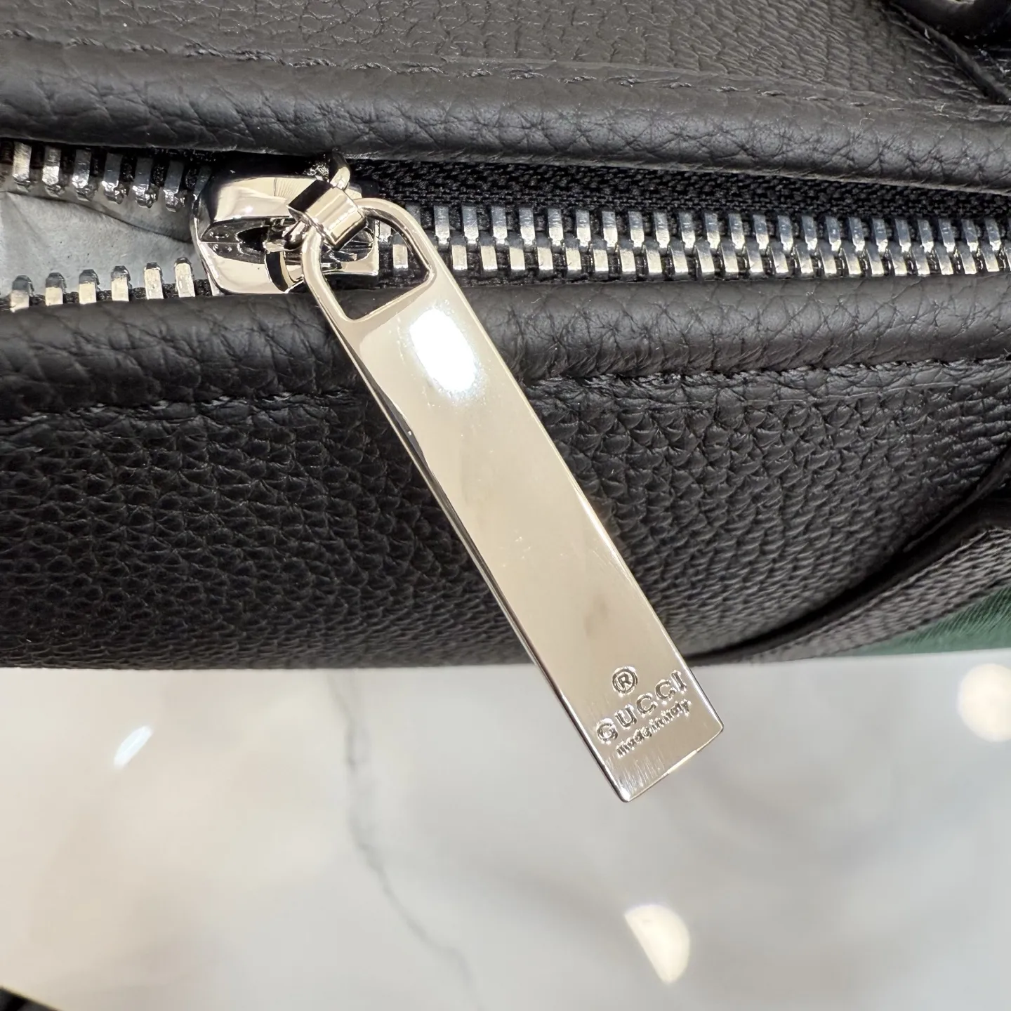 p650。【配全套包装】‼️Gucci Primavera系列通过融合创新与务实的愿景,确立了廓形、质地与材质的新语汇。加宽的织带嵌花细节以现代态度重塑包袋廓形。柔软的哑光皮革饰有低调的“Gucci Made in Italy”标识,多用途肩带适合日常出行背携。 黑色软皮,哑光表面 钯色金属配件 黑色针织衬里 织带嵌花和银色烫银“Gucci 意大利创作”标识 内部:1个拉链口袋 拉链开合 型号:A0072H。 尺寸:39厘米(宽)x29厘米(高)x14厘米(深) 颜色:黑色全皮。 意大利创作