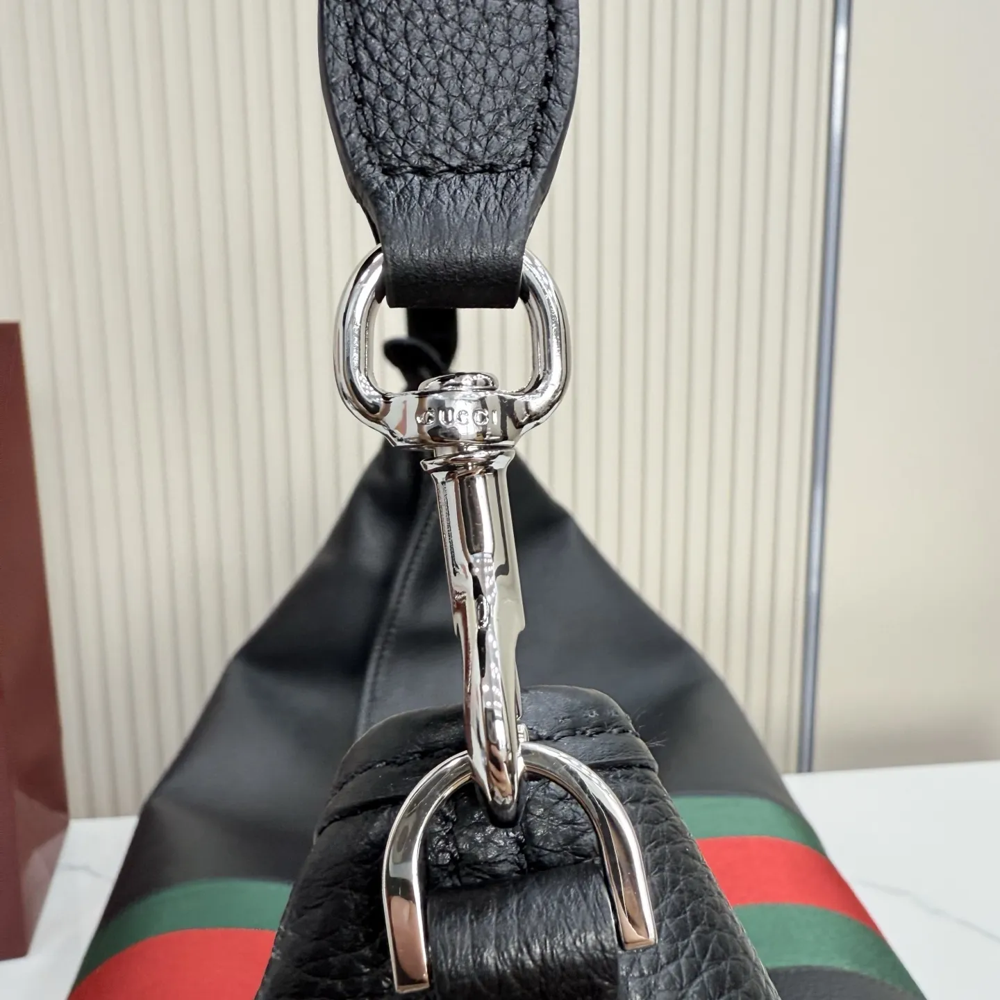 p800。【配全套包装】‼️Gucci Primavera系列通过融合创新与务实的愿景，确立了廓形、质地与材质的新语汇。加宽的织带嵌花细节以现代态度重塑包袋廓形。柔软的哑光皮革饰有低调的&ldquo;Gucci Made in Italy&rdquo;标识，多用途肩带适合日常出行背携。 黑色软皮，哑光表面 钯色金属配件 黑色针织衬里 织带嵌花和银色烫银&ldquo;Gucci 意大利创作&rdquo;标识 内部：1个拉链口袋 手柄垂直长度：30厘米 可拆卸和可调节皮革肩带，下垂长度65厘米，长度：100-120厘米 拉链开合 型号：A006KP。 尺寸：65厘米（宽）x20厘米（高）x37厘米（深） 重量：约1.430千克 颜色：黑色全皮。 意大利创作