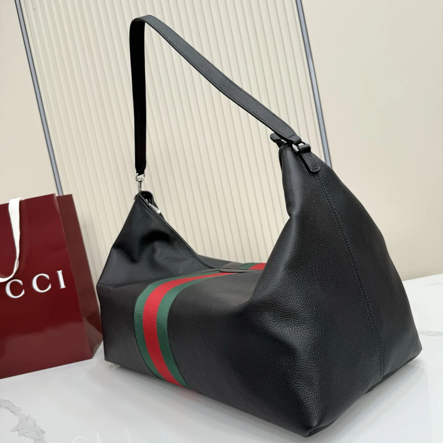 p800。【配全套包装】‼️Gucci Primavera系列通过融合创新与务实的愿景，确立了廓形、质地与材质的新语汇。加宽的织带嵌花细节以现代态度重塑包袋廓形。柔软的哑光皮革饰有低调的&ldquo;Gucci Made in Italy&rdquo;标识，多用途肩带适合日常出行背携。 黑色软皮，哑光表面 钯色金属配件 黑色针织衬里 织带嵌花和银色烫银&ldquo;Gucci 意大利创作&rdquo;标识 内部：1个拉链口袋 手柄垂直长度：30厘米 可拆卸和可调节皮革肩带，下垂长度65厘米，长度：100-120厘米 拉链开合 型号：A006KP。 尺寸：65厘米（宽）x20厘米（高）x37厘米（深） 重量：约1.430千克 颜色：黑色全皮。 意大利创作
