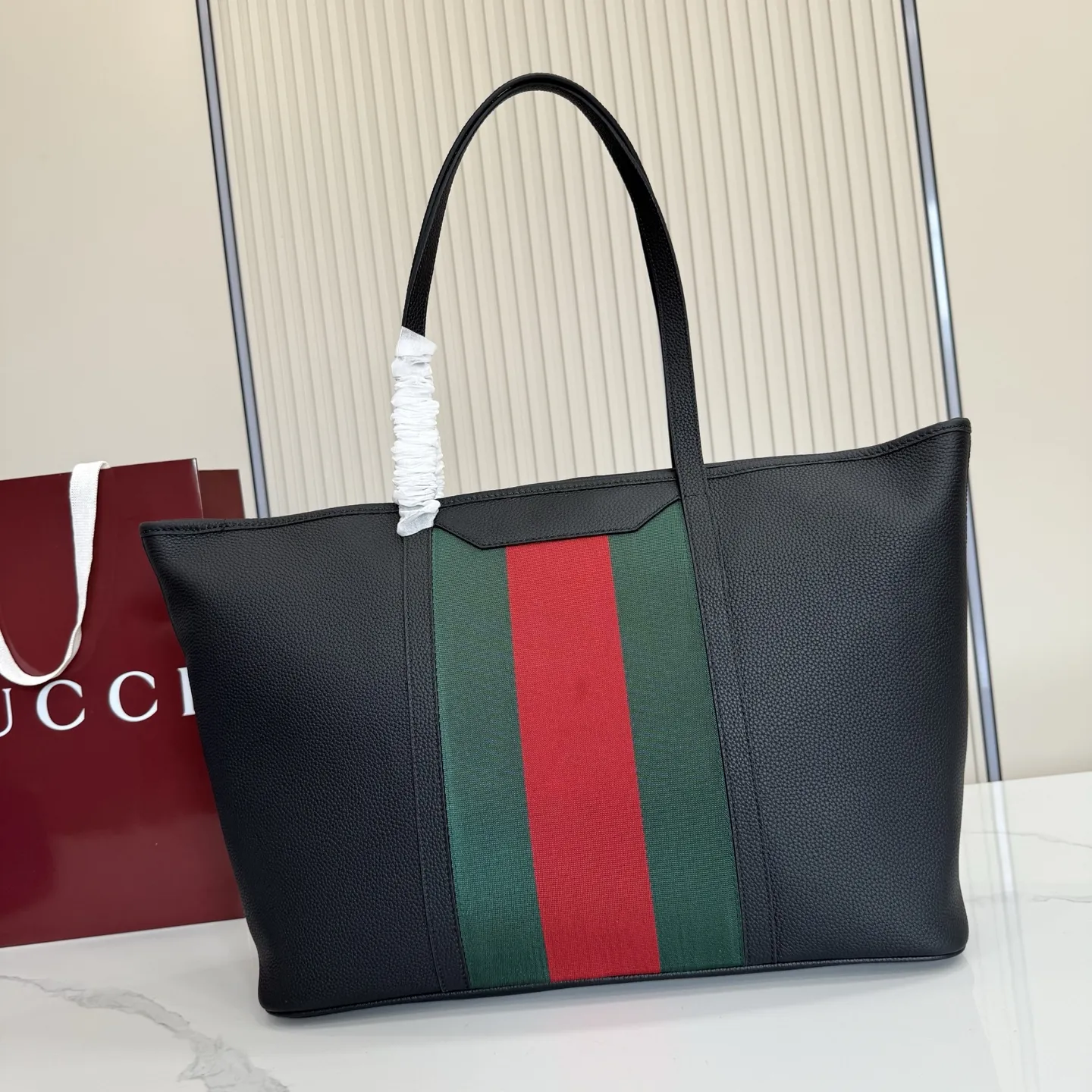 p650。【配全套包装】‼️Gucci Primavera系列通过融合创新与务实的愿景,确立了廓形、质地与材质的新语汇。加宽的织带嵌花细节以现代态度重塑包袋廓形。柔软的哑光皮革饰有低调的“Gucci Made in Italy”标识,多用途肩带适合日常出行背携。 黑色软皮,哑光表面 钯色金属配件 黑色针织衬里 织带嵌花和银色烫银“Gucci 意大利创作”标识 内部:1个拉链口袋 拉链开合 型号:A0072H。 尺寸:39厘米(宽)x29厘米(高)x14厘米(深) 颜色:黑色全皮。 意大利创作