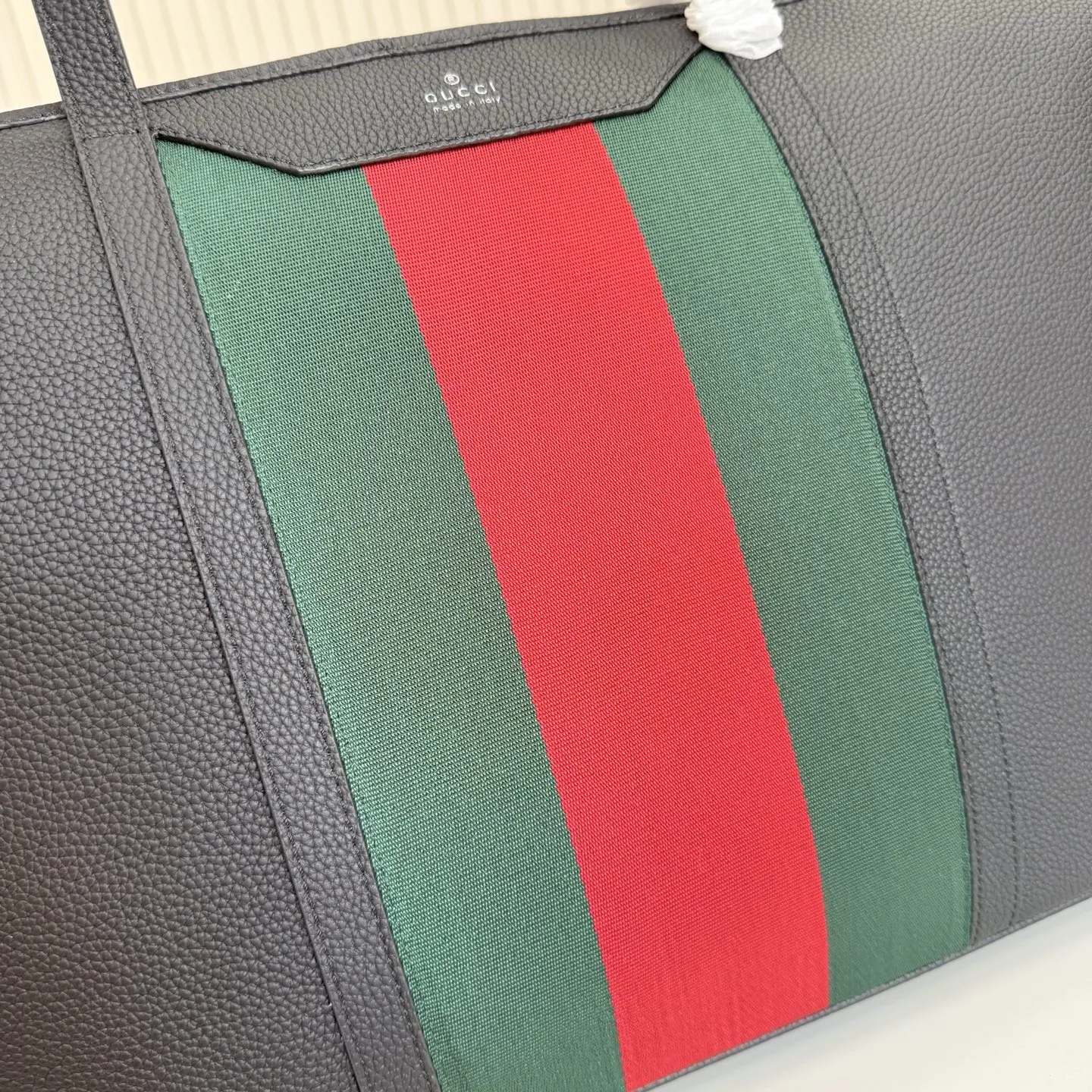p650。【配全套包装】‼️Gucci Primavera系列通过融合创新与务实的愿景，确立了廓形、质地与材质的新语汇。加宽的织带嵌花细节以现代态度重塑包袋廓形。柔软的哑光皮革饰有低调的&ldquo;Gucci Made in Italy&rdquo;标识，多用途肩带适合日常出行背携。 黑色软皮，哑光表面 钯色金属配件 黑色针织衬里 织带嵌花和银色烫银&ldquo;Gucci 意大利创作&rdquo;标识 内部：1个拉链口袋 拉链开合 型号：A0072H。 尺寸：39厘米（宽）x29厘米（高）x14厘米（深） 颜色：黑色全皮。 意大利创作
